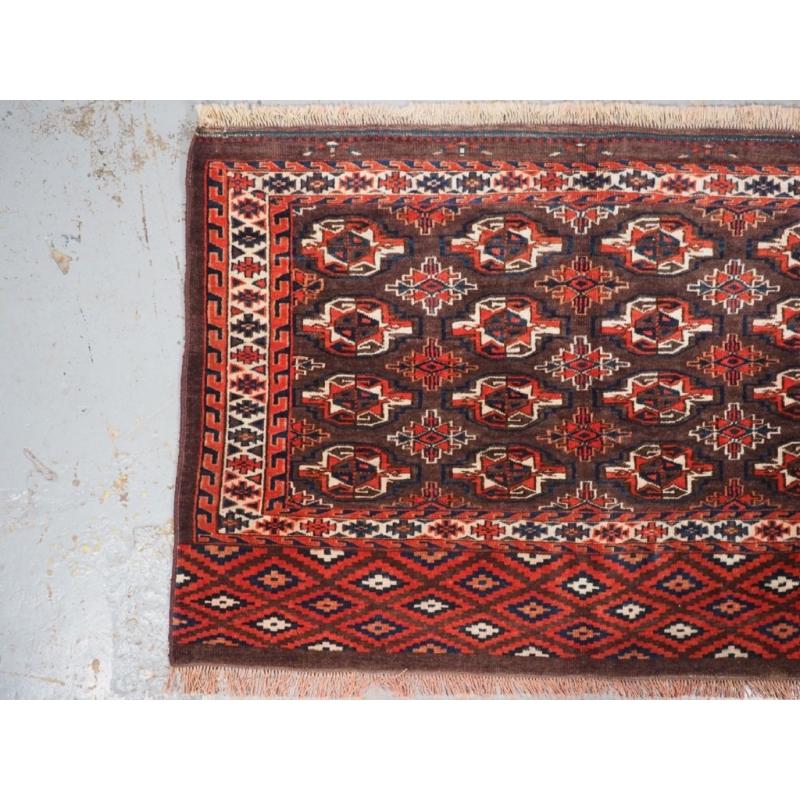 Antique Yomut Turkmen 12 gul chuval avec un bon panneau elem design
Circa 1890

Un exemple agréable et bien dessiné avec une bordure Yomut traditionnelle et des éléments très décoratifs.

La laine est d'excellente qualité et très douce. Le chuval