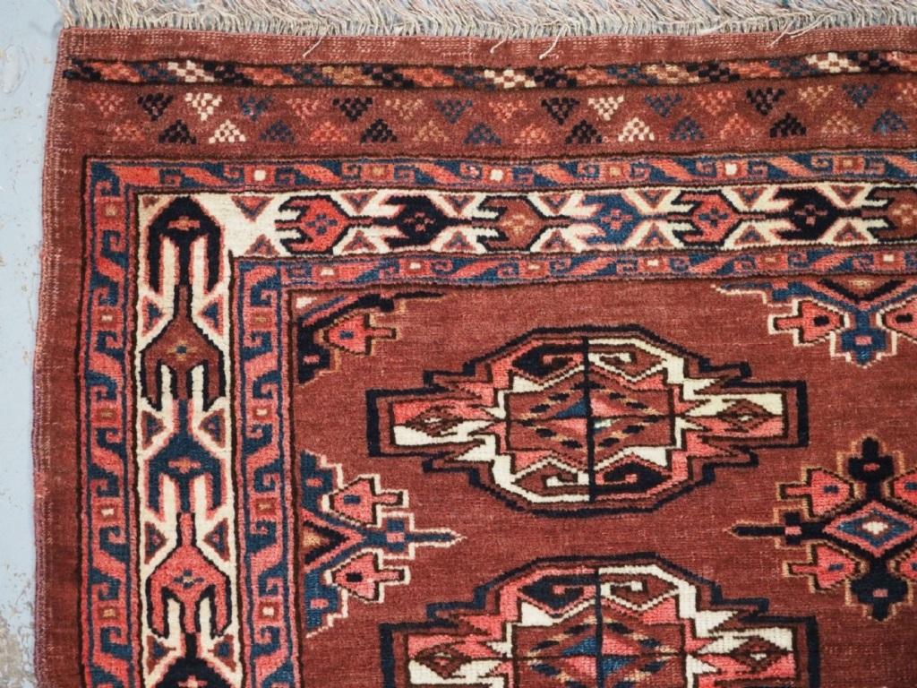 Antique Yomut Turkmen 9 gul chuval avec de bonnes couleurs y compris des bleus clairs
Circa 1900

Un exemple agréable et bien dessiné avec une bordure traditionnelle de Yomut et des éléments très décoratifs. Il y a une petite réparation ancienne