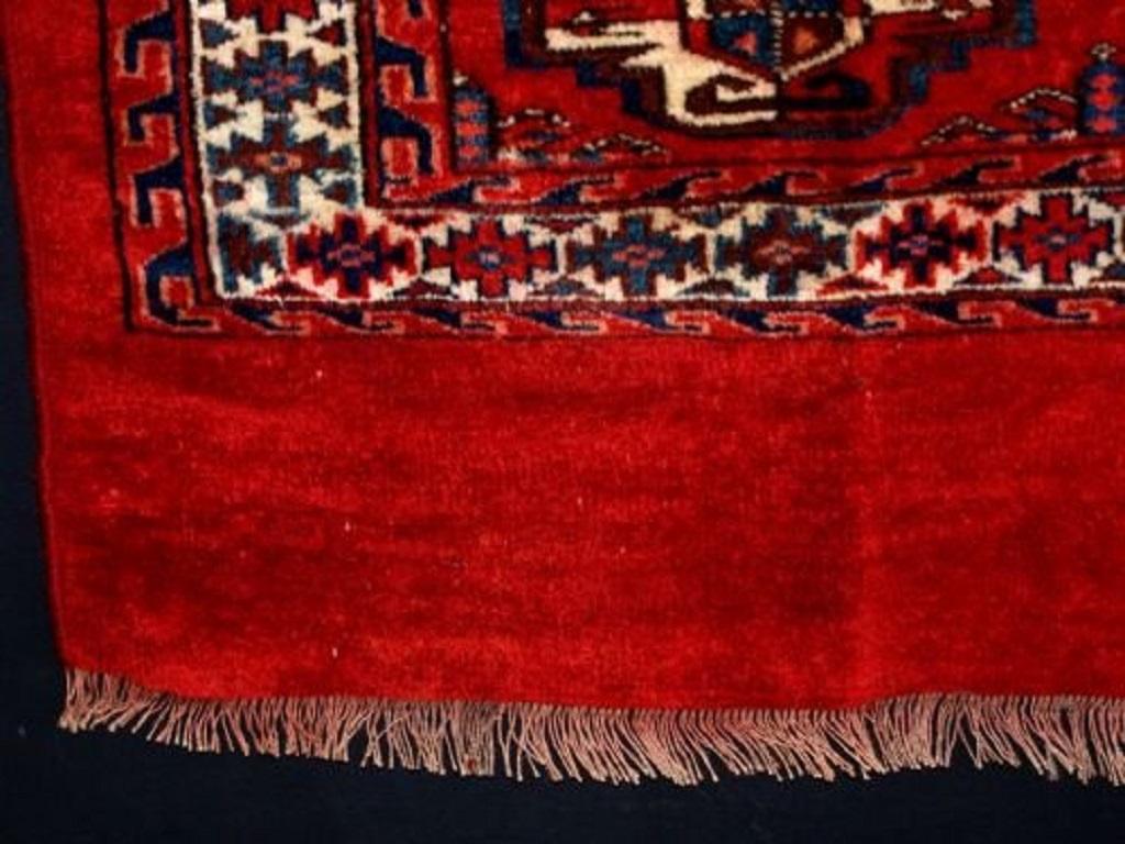 Antico chuval turkmeno Yomut

Circa 1900

16 gul su fondo rosso vivo

Leggera usura uniforme, buon pile, nessuna riparazione

Lavati a mano e pronti per essere utilizzati o esposti

Informazioni aggiuntive:
Luogo di origine: Turkmenistan
Periodo: