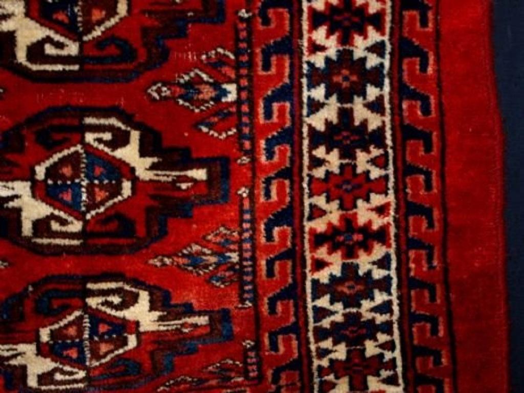 Turkmeno Antico Chuval turkmeno Yomut, 16 Gul, fondo rosso, circa 1900 in vendita