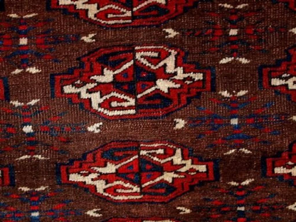 Antico chuval turkmeno Yomut

Circa 1900

Un chuval di piccole dimensioni, con 16 gul su un campo marrone

Leggera usura uniforme, buon pile, nessuna riparazione

Lavati a mano e pronti per essere utilizzati o esposti

Informazioni aggiuntive:
Luogo