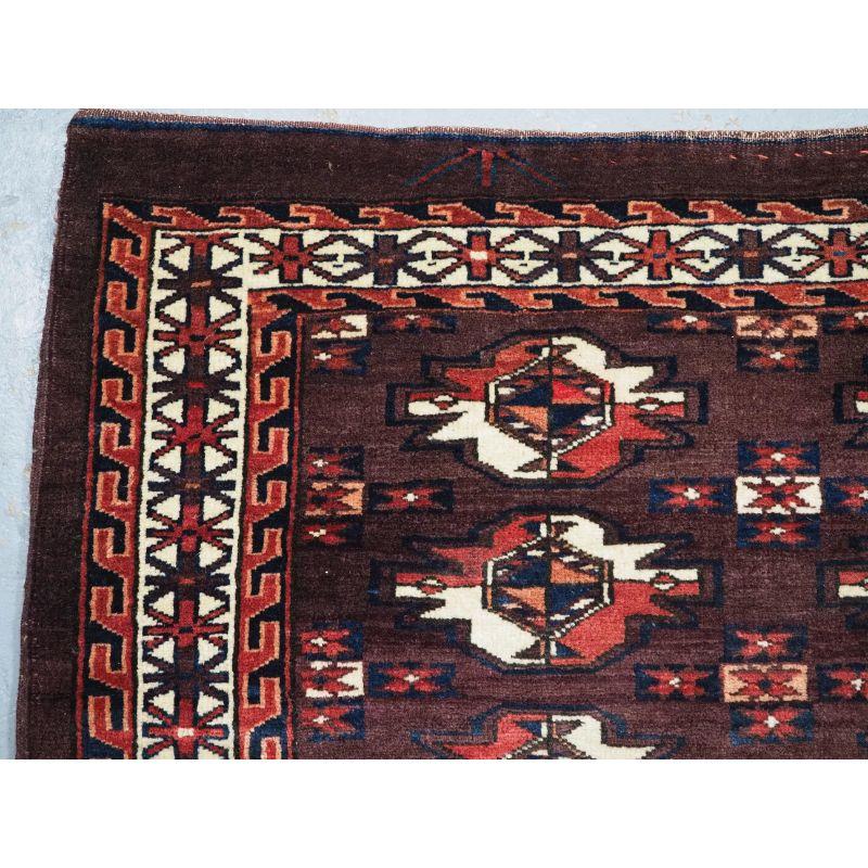 Antike Yomut Turkmen neun Gul Tschowal komplett mit Leinwandbindung zurück.

Der Tschowal ist mit einer reichen Farbpalette gut gezeichnet, die Elemtafel an der Basis ist sehr dekorativ. Chuval sind Aufbewahrungsbeutel, die von den turkmenischen