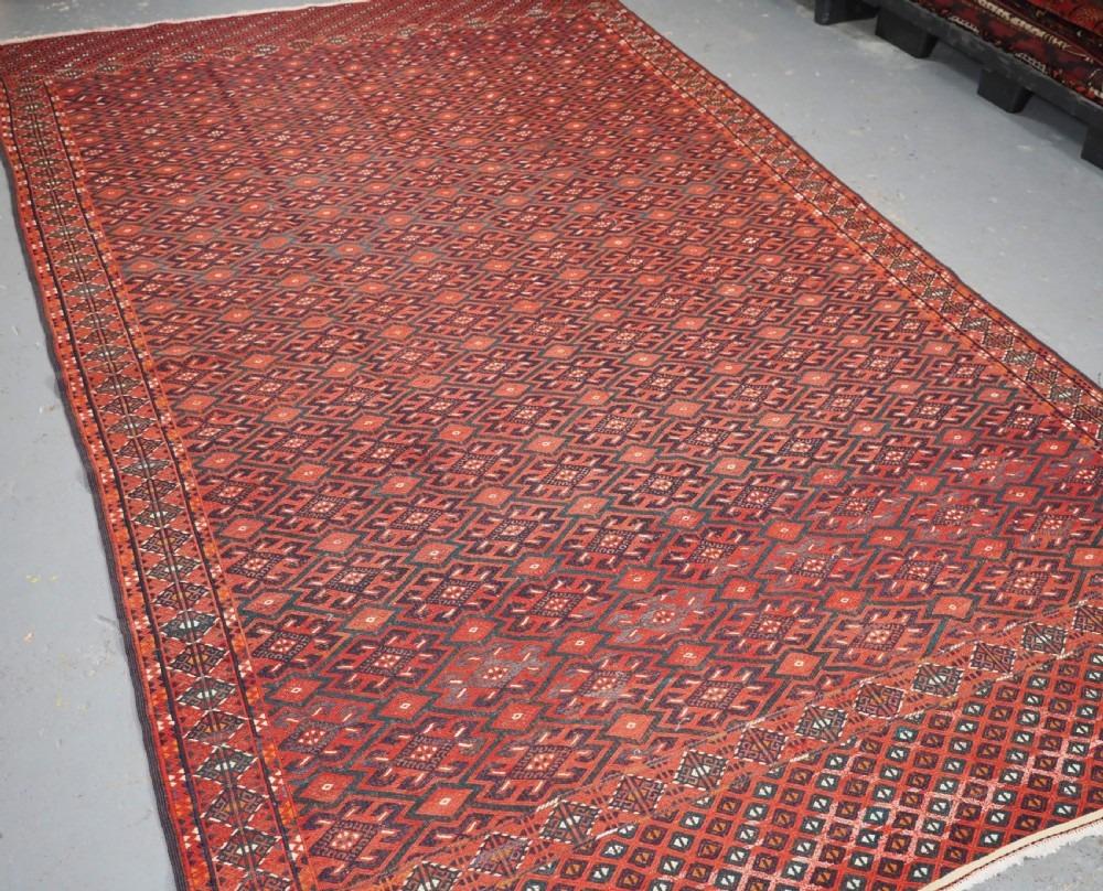 Antiker Yomut-Turkmen-Palas-Sumak-Kelim von großem Format mit langen Kelimenden mit Rautenmuster
CIRCA 1900/20

Diese Kelims sind von sehr robuster Konstruktion mit einer dezenten Farbpalette Beachten Sie die sehr langen verzierten Kelimenden Das