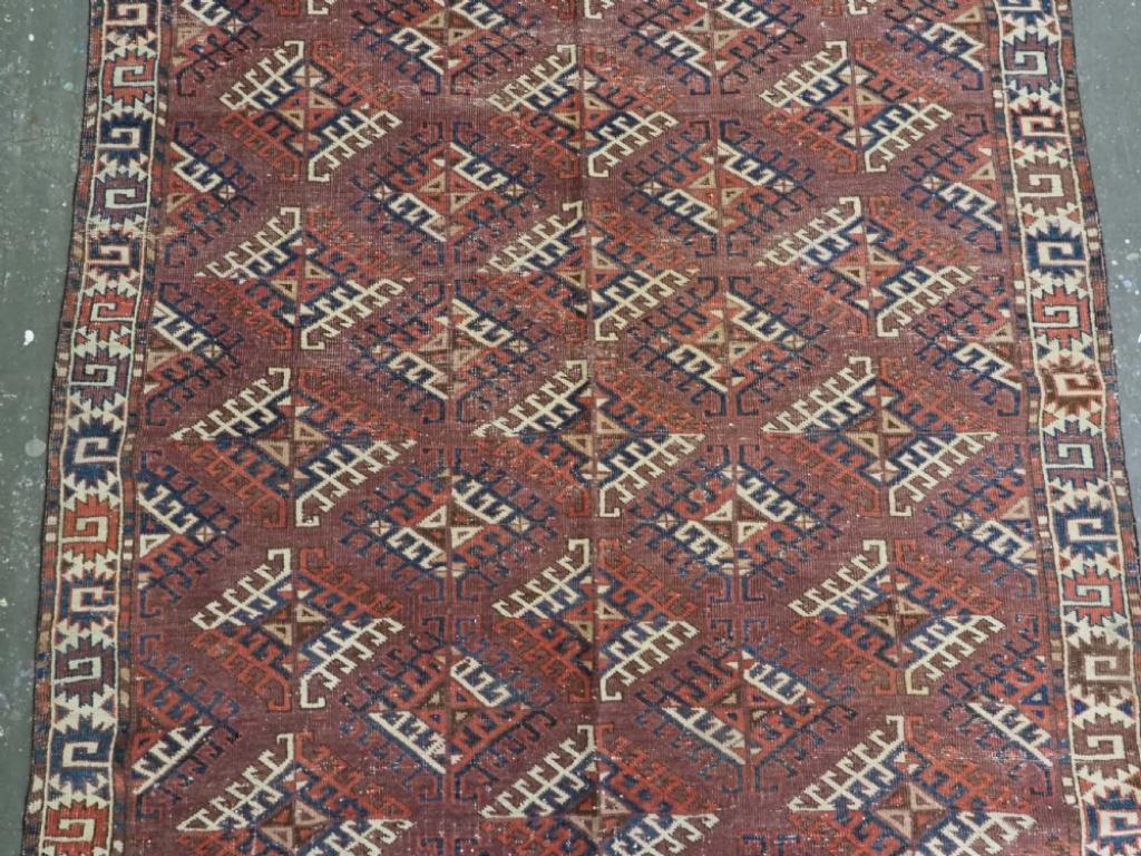 Antiker Turkmenischer Yomut-Teppich mit Darnyk Gul-Design, um 1870 oder früher (19. Jahrhundert) im Angebot