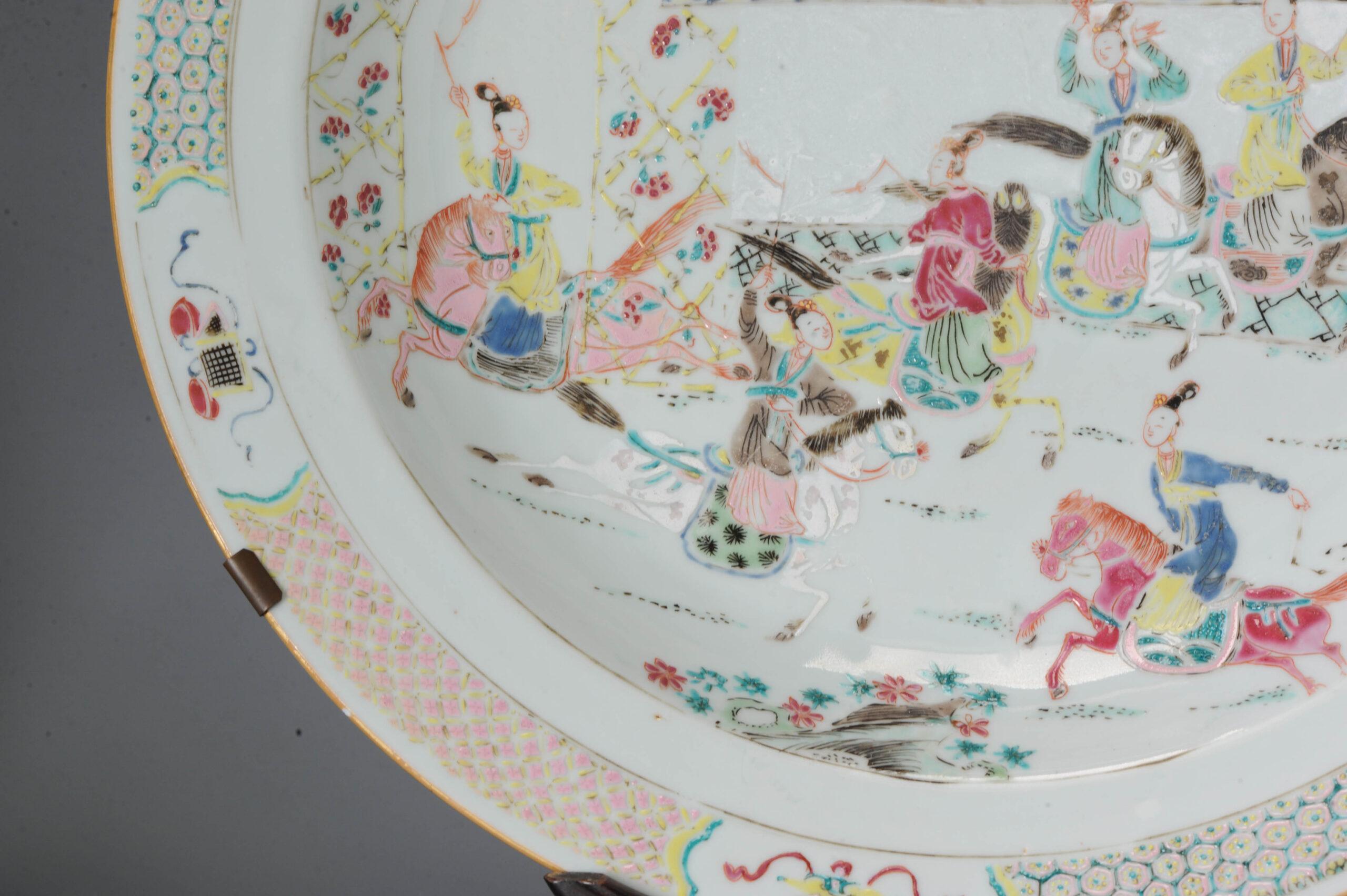 Abbiamo avuto la fortuna e l'orgoglio di poter acquistare questo piatto grande in porcellana cinese Famille Rose, decorato con la scena degli Yang Jia Jian Yanyi (generali della famiglia Yang) con sei guerrieri a cavallo in un giardino, osservati da