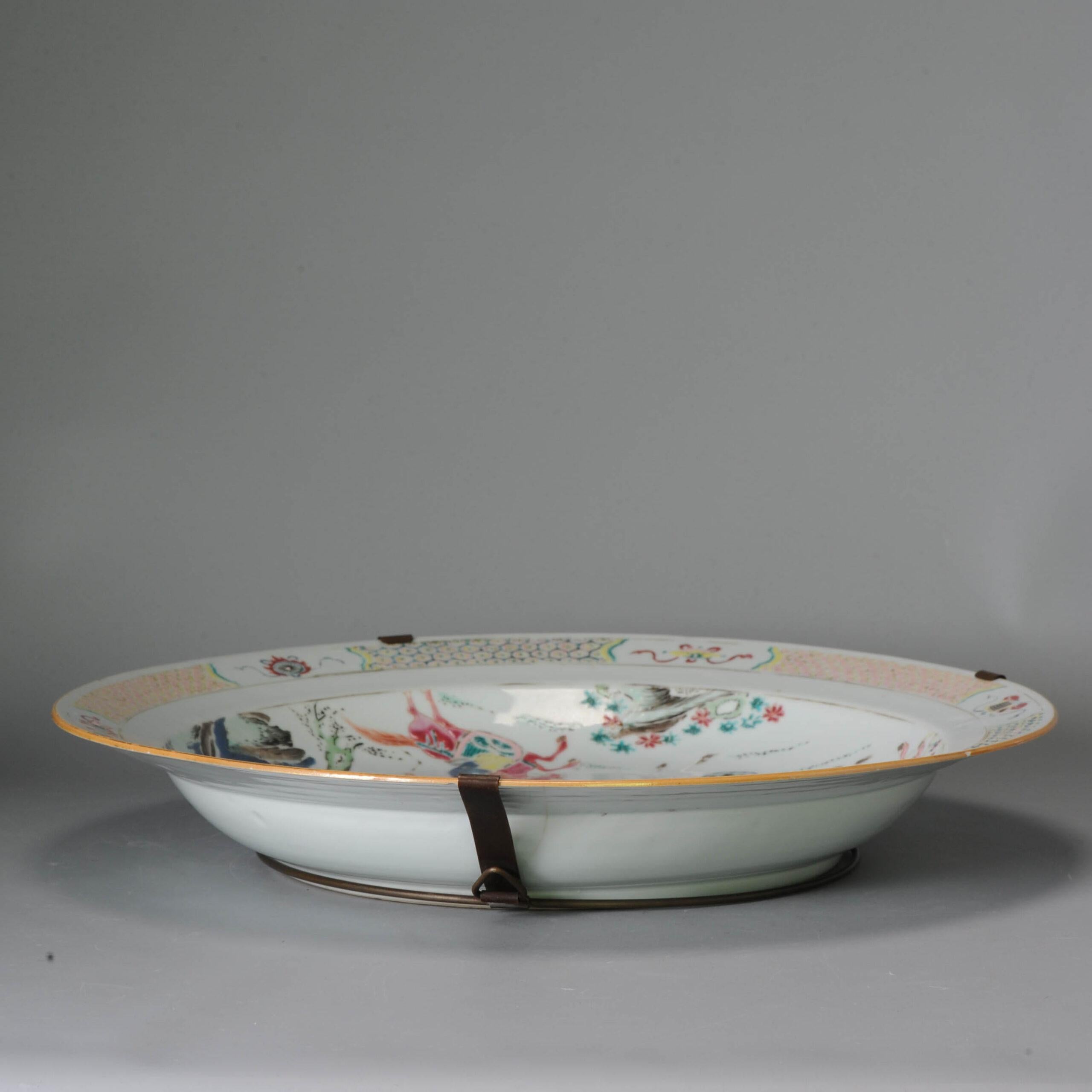 Cinese Antico piatto in porcellana cinese di Yongzheng/Qianlong General Porcelain Yang, XVIII secolo in vendita