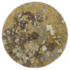 Antica ruota di mulino in pietra di York o pietra da macina con patina e licheni invecchiati