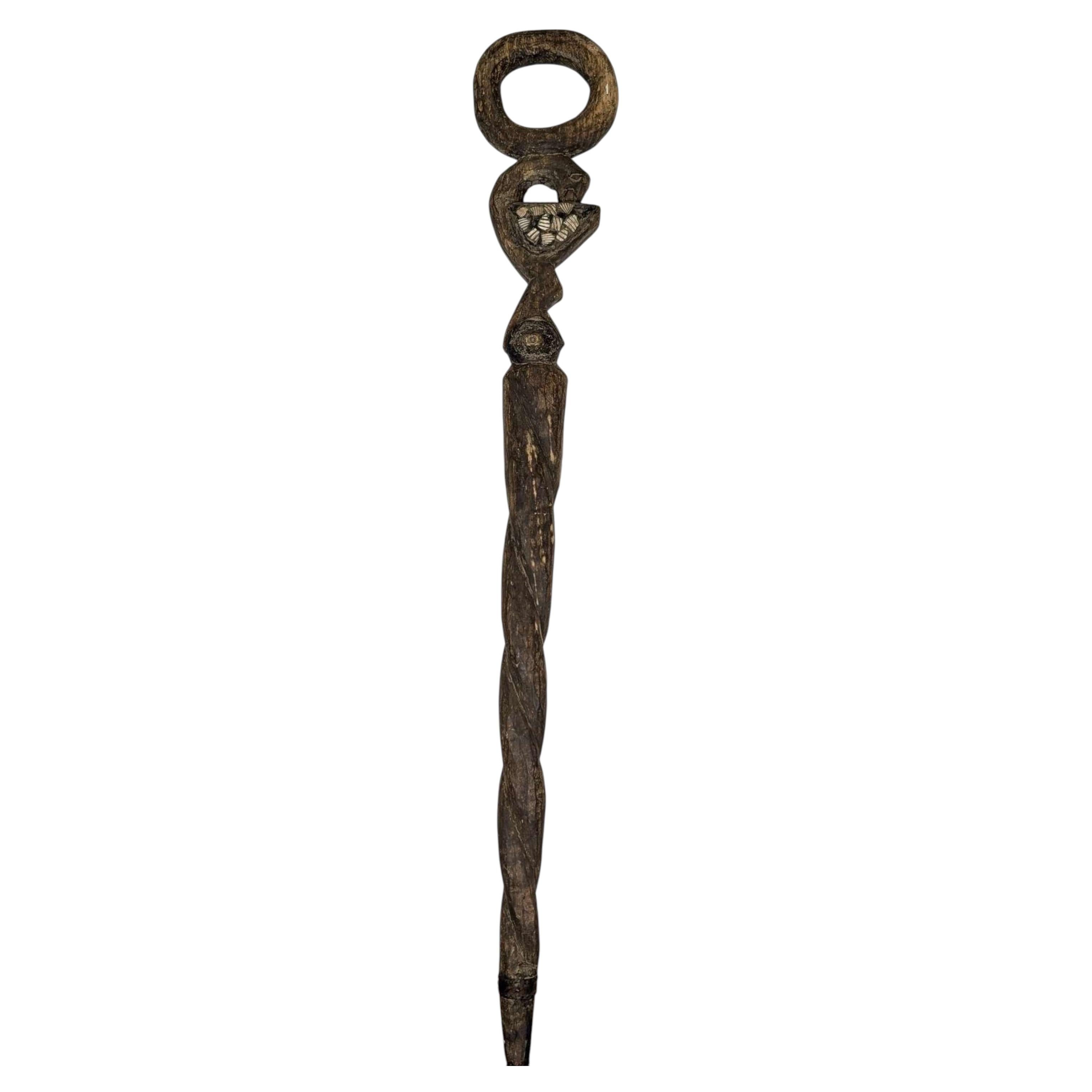 Bâton de dévotion yoruba ancien, orné d'un symbole d'oiseau et de cauris en vente