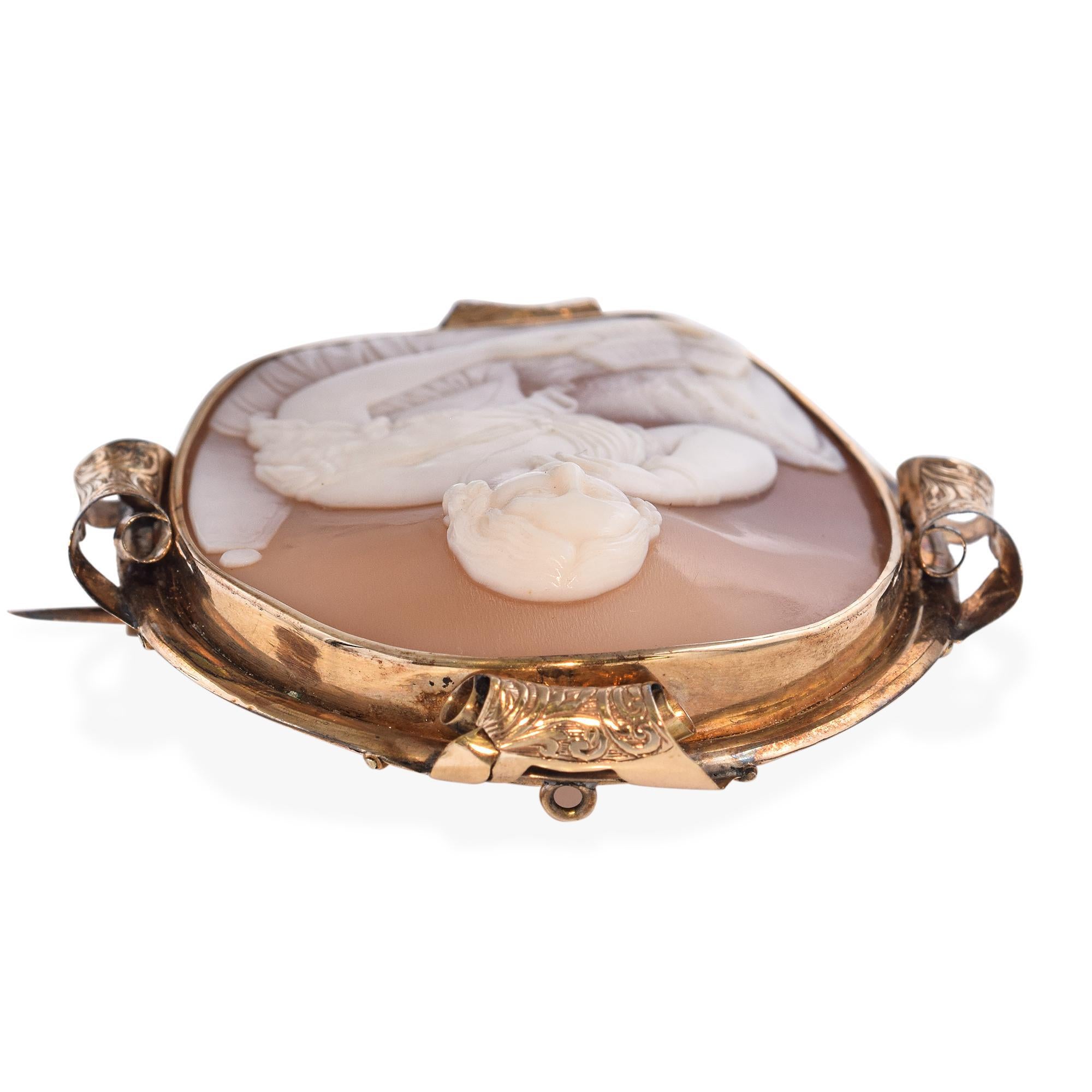 Antike Kamee-Brosche „Young Queen Victoria“ im Zustand „Gut“ im Angebot in New York, NY