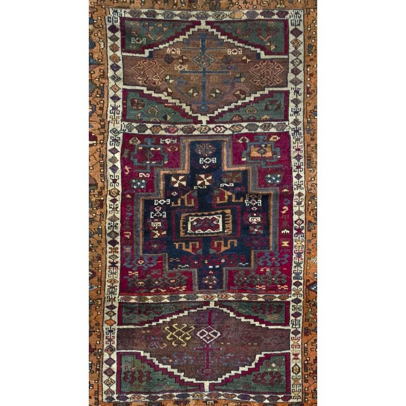 Antique Yuruk Rug from Anatolia. Circa 1915
- Made in three tones: eggplant, blue and orange.
- Highlight the geometric design and the harmony of its composition.
- Stars, geometric flowers and arrows appear in the composition.
- Excellent state of