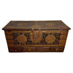 Ancienne commode Zanzibar avec superposition de laiton décoratif et clous, vers 1890