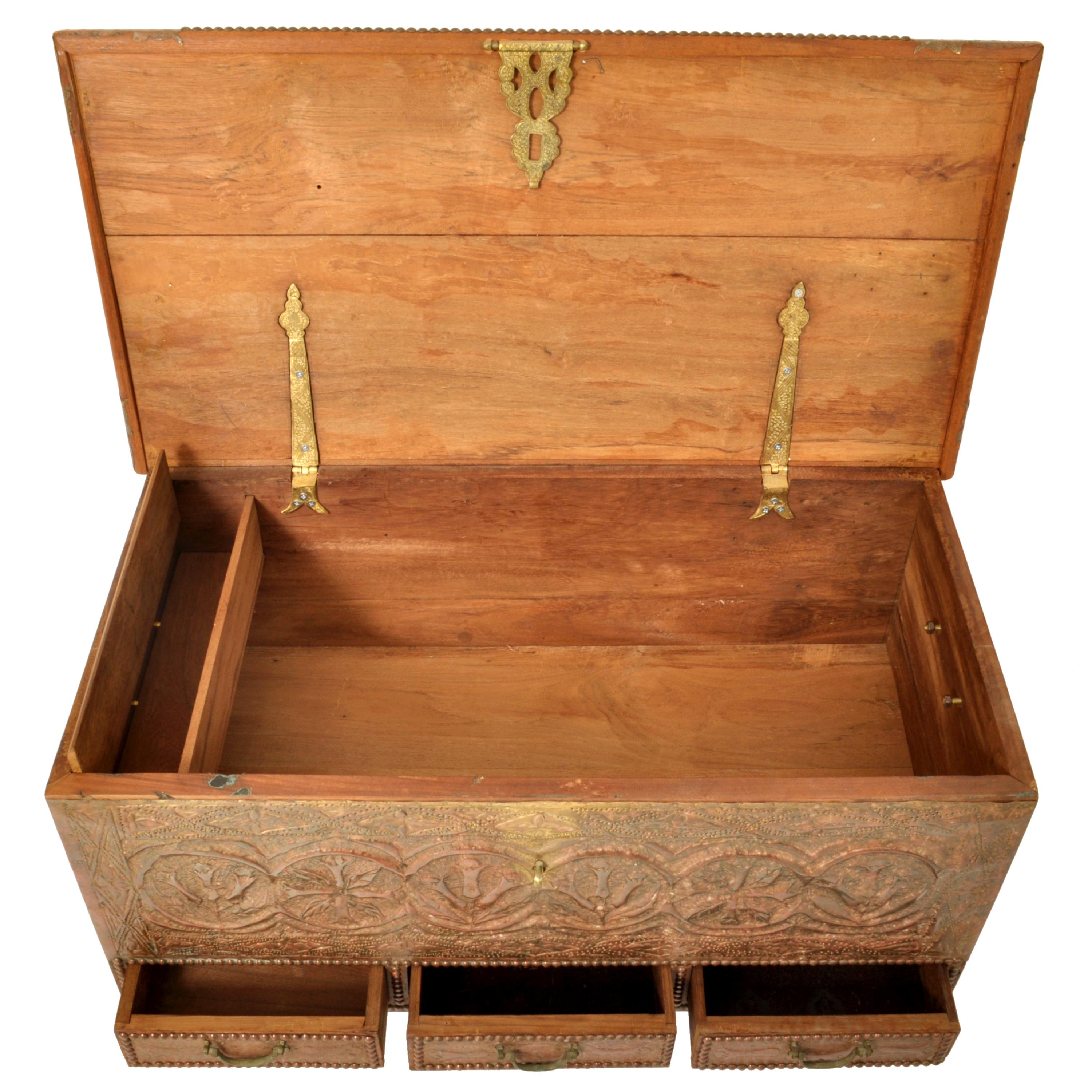 Antiguo baúl cofre de dote de teca y latón revestido de cobre de Zanzíbar Omán, 1880 Latón en venta