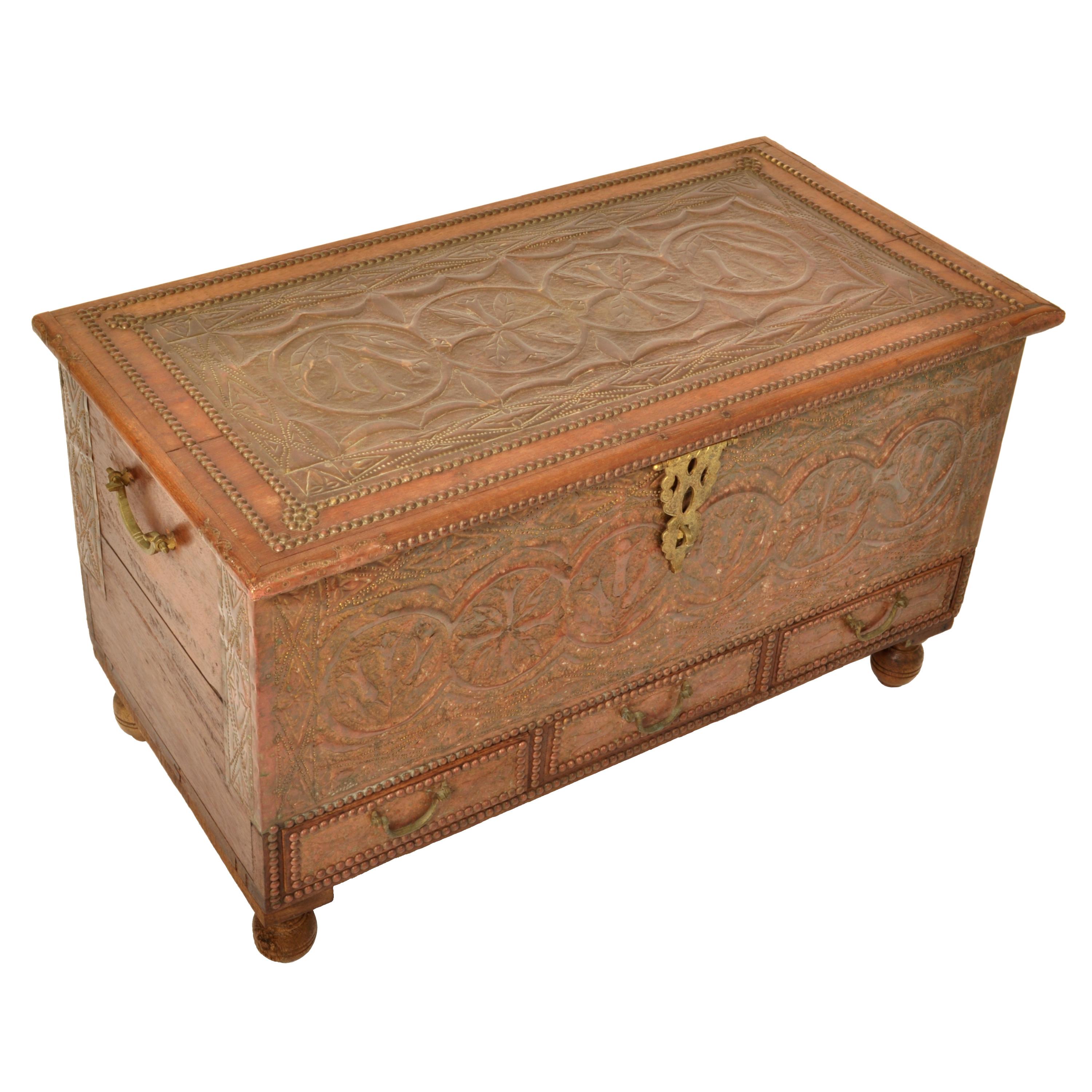 Antiguo baúl cofre de dote de teca y latón revestido de cobre de Zanzíbar Omán, 1880 en venta 1