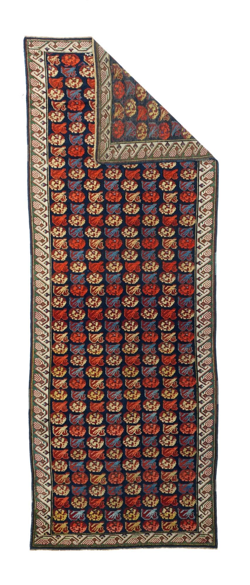 Antiker Zehour-Teppich 3'7'' x 9'11''. Das marineblaue Feld zeigt acht farbenfrohe Rosensäulen, die sich mit Brokkoli