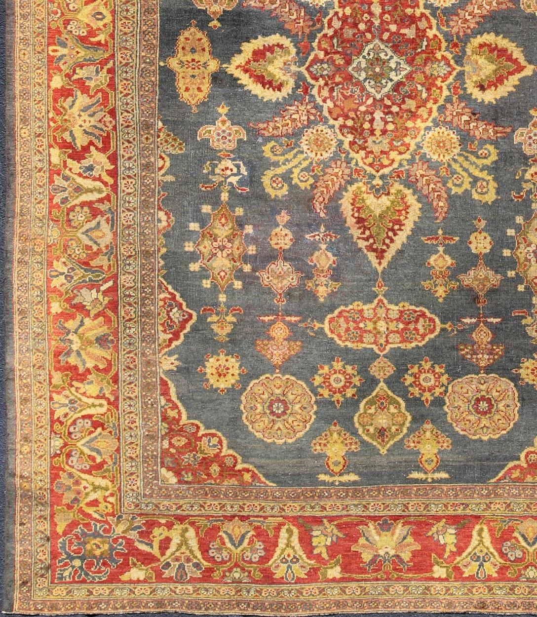 Perse Tapis ancien Zeigler Sultanabad avec un élégant motif de médaillon en bleu et rouge rouille en vente