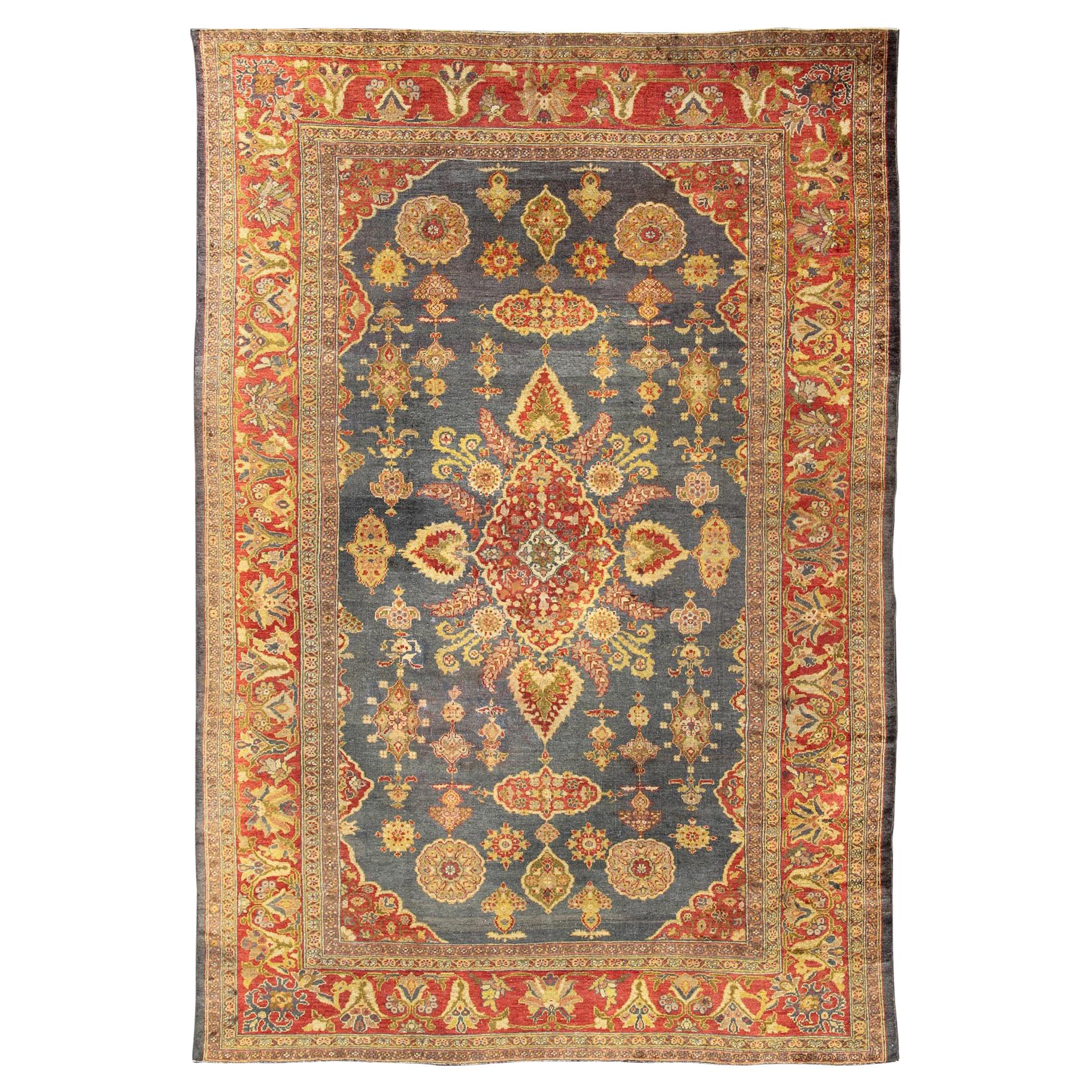 Tapis ancien Zeigler Sultanabad avec un élégant motif de médaillon en bleu et rouge rouille en vente