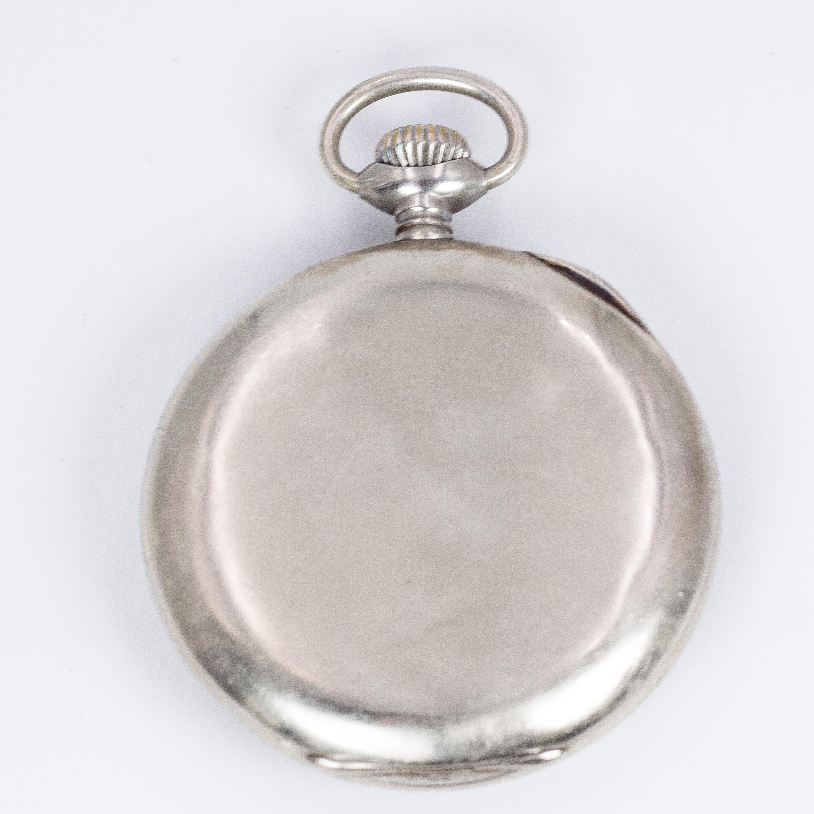 An antique Zenith pocket watch, dating from the early 20th Century. 

BRAND
Zenith

MATERIALS
Metal

MEASUREMENTS
Diameter: 49 mm