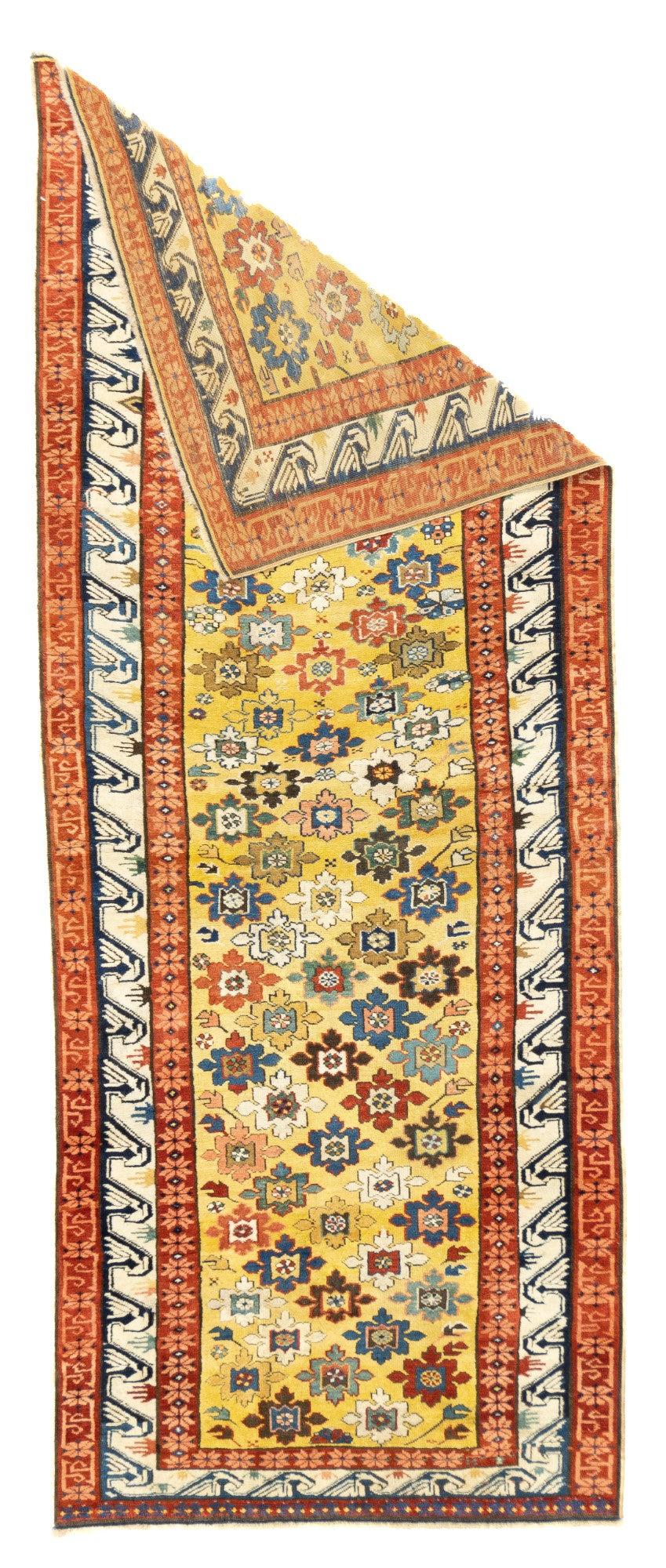 Antiker Zeyhour-Teppich 3'3'' x 8'4''. Das Strohfeld dieses langen Teppichs aus einem ostkaukasischen Dorf zeigt eine zufällige Anordnung von abzeichenartigen Schneeflocken oder Sternen. Die Hauptbordüre zeigt das charakteristische Wellenmuster in