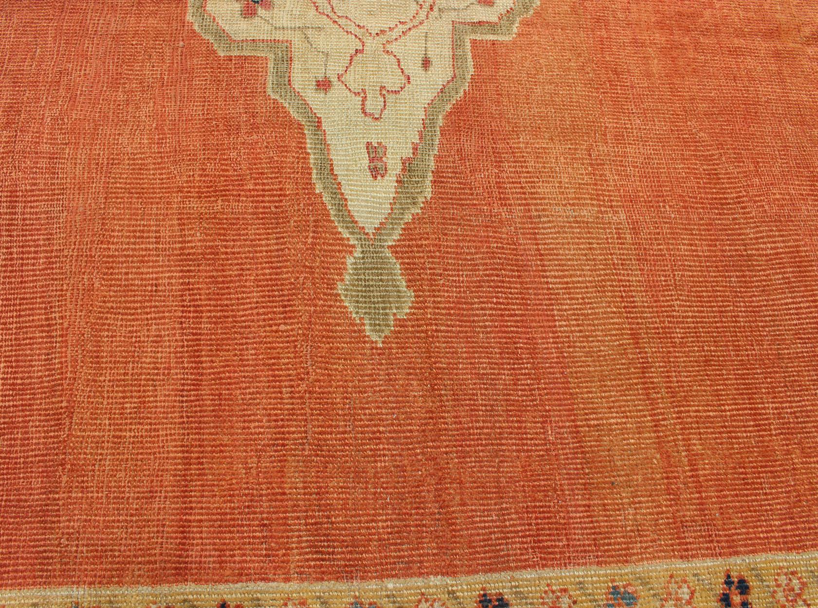 Antiker großer Ziegler Sultanabad-Teppich in weichem Orange, Creme und Marineblau im Angebot 1