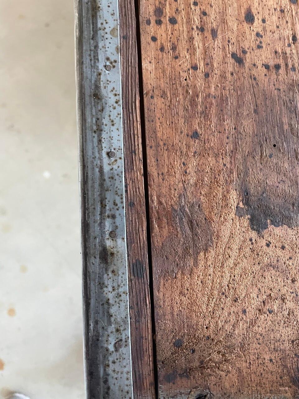 Mesa de exterior con tablero revestido de cinc antiguo 3
