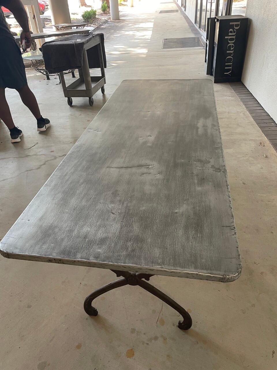 Eleva tu espacio exterior con esta Mesa Superior Revestida de Zinc Antiguo, de estilo Art Nouveau. Con una resistente base de hierro fundido adornada con encantadores diseños de cabezas de cisne, añade un toque de elegancia vintage a tu jardín o