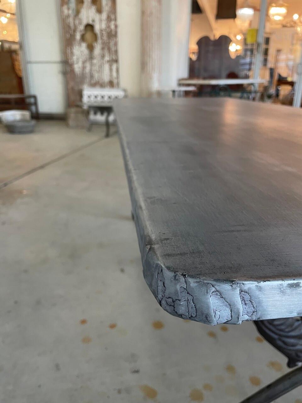 Mesa de exterior con tablero revestido de cinc antiguo Art Nouveau