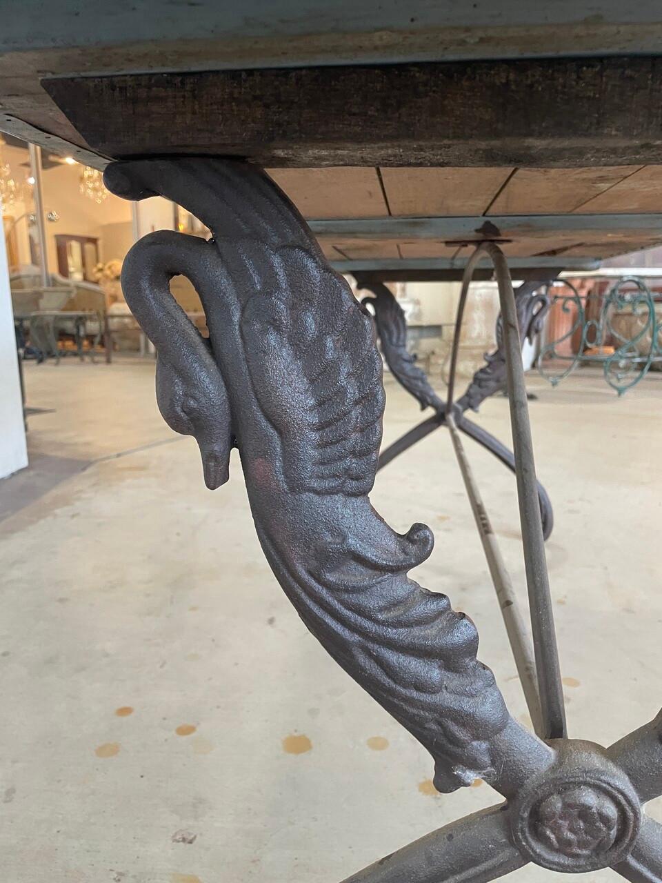 Mesa de exterior con tablero revestido de cinc antiguo Vaciado