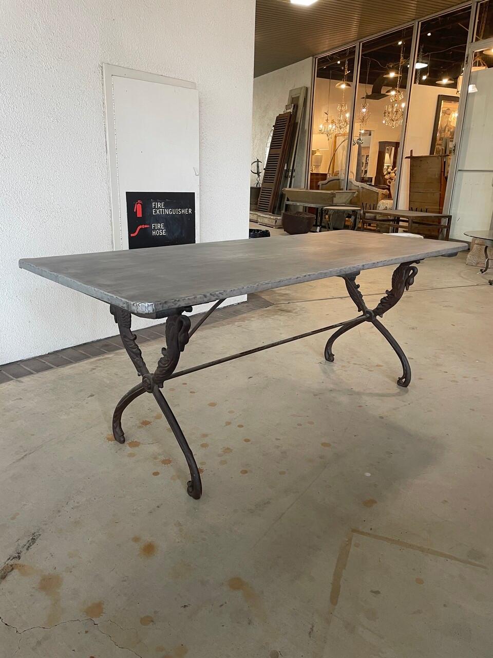 Mesa de exterior con tablero revestido de cinc antiguo en Bueno Estado en Houston, TX