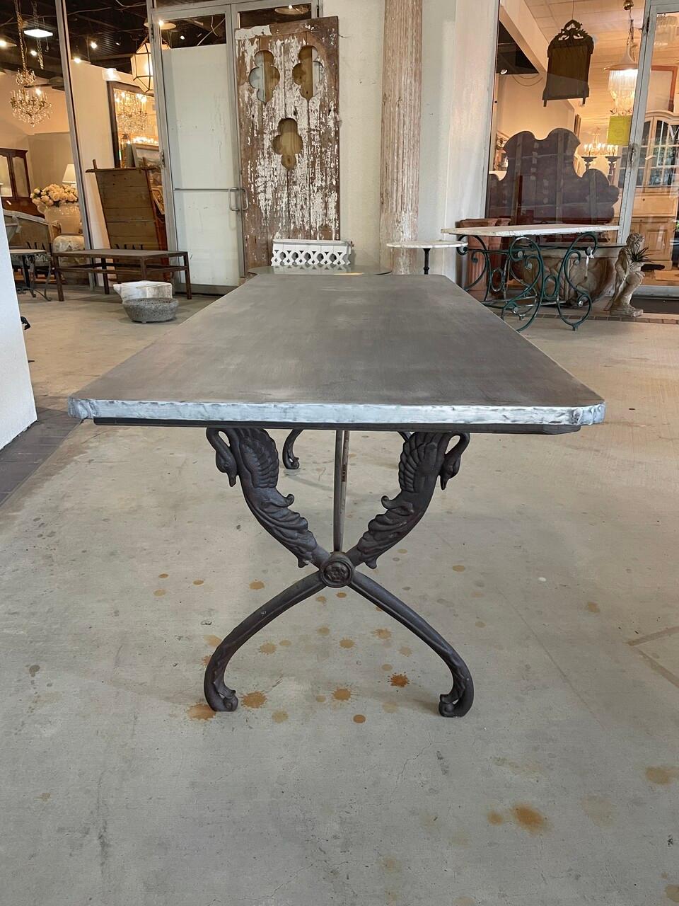 Mesa de exterior con tablero revestido de cinc antiguo siglo XX