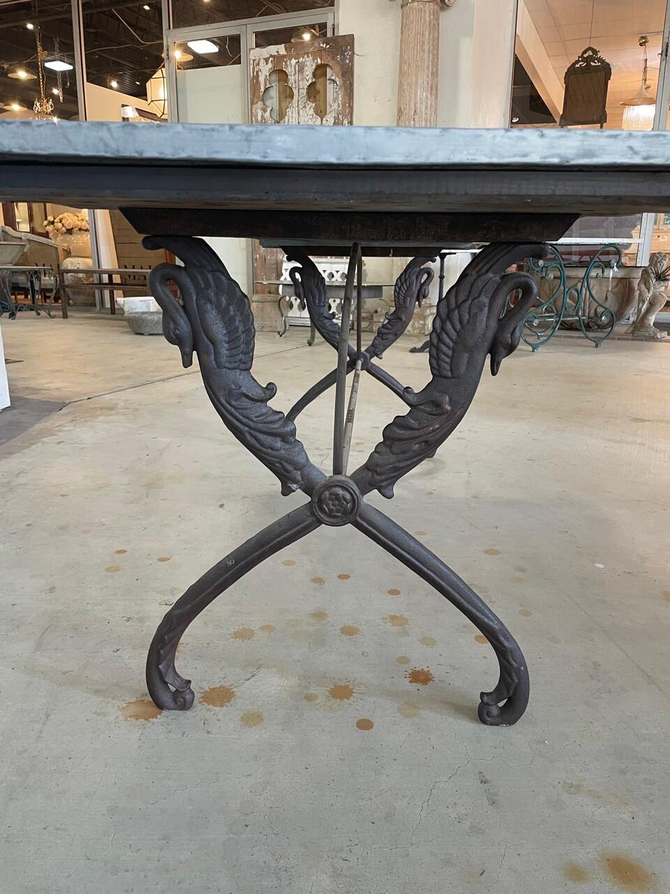Mesa de exterior con tablero revestido de cinc antiguo Hierro