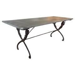 Mesa de exterior con tablero revestido de cinc antiguo