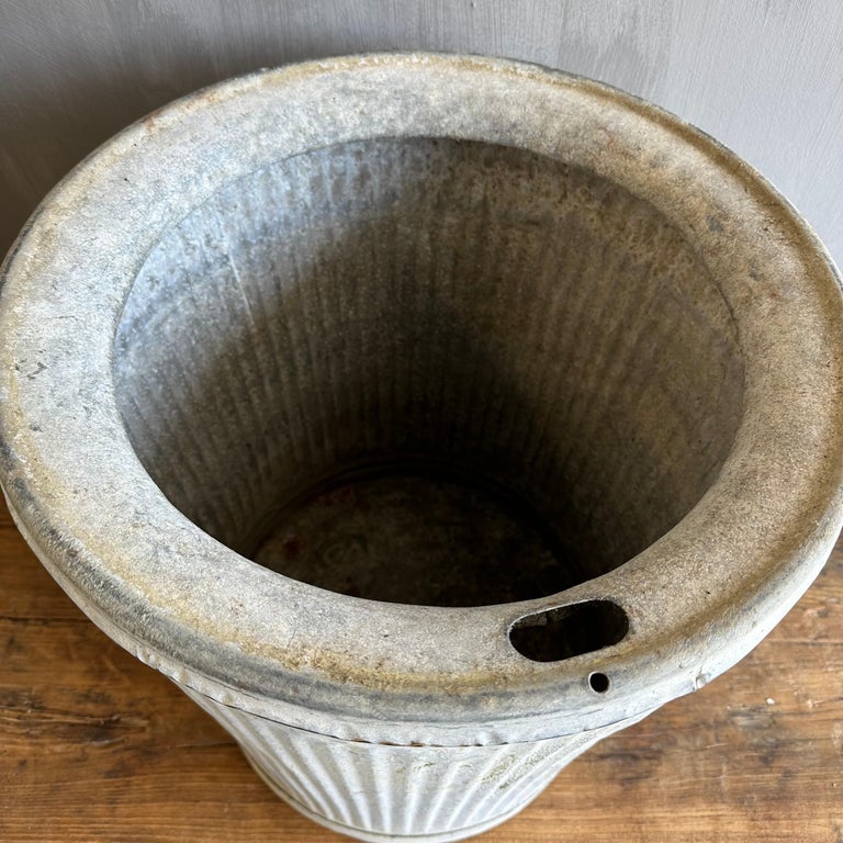Antike Pflanzgefäße aus Zink im Angebot bei 1stDibs