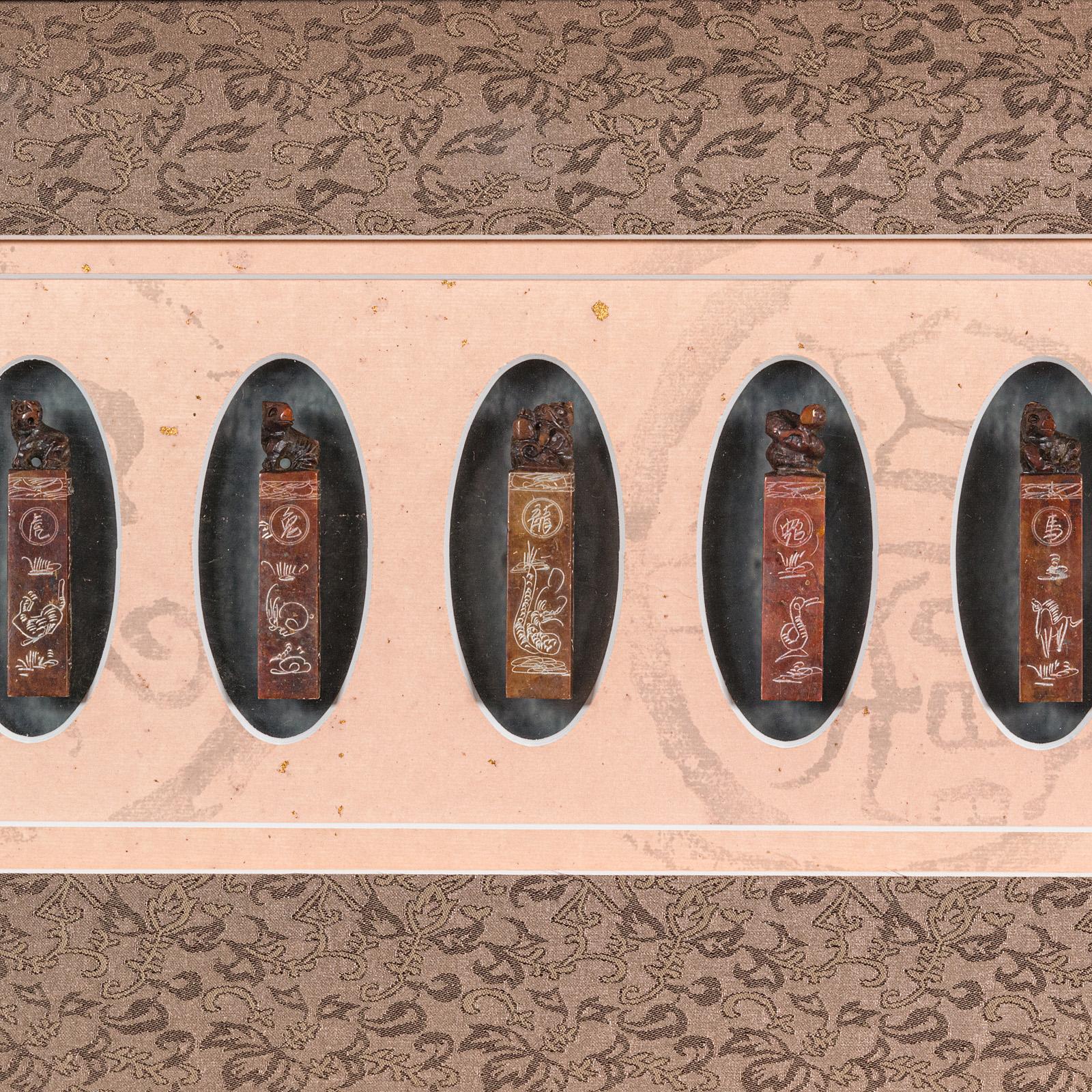 Présentoir ancien de sceaux du Zodiac, chinois, pierre à savon Shengxiao, cadre en Oak, victorien Bon état - En vente à Hele, Devon, GB