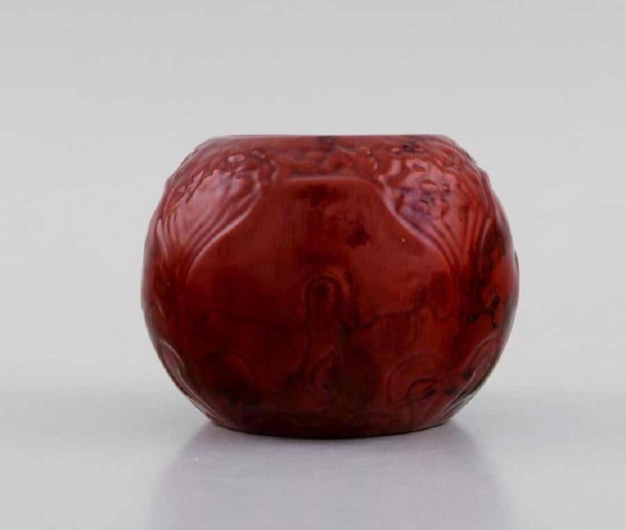 Ancien vase Art nouveau Zsolnay en grès émaillé. Rare glaçure rouge. Début du 20e siècle.
Mesures : 9.5 x 7 cm.
En parfait état.
Estampillé.
