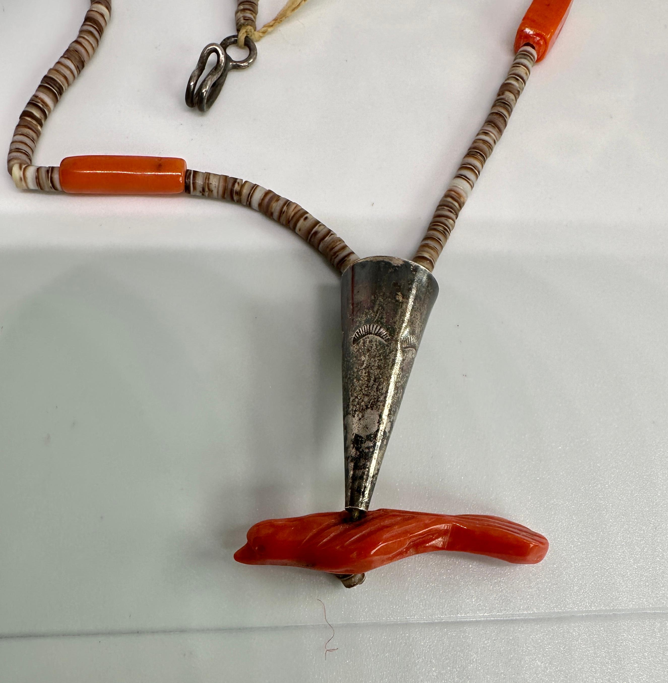 Antike Zuni Pueblo Koralle Rabe Vogel Fetisch Halskette Native American Türkis (Indigene Kunst (Nord-/Südamerika)) im Angebot