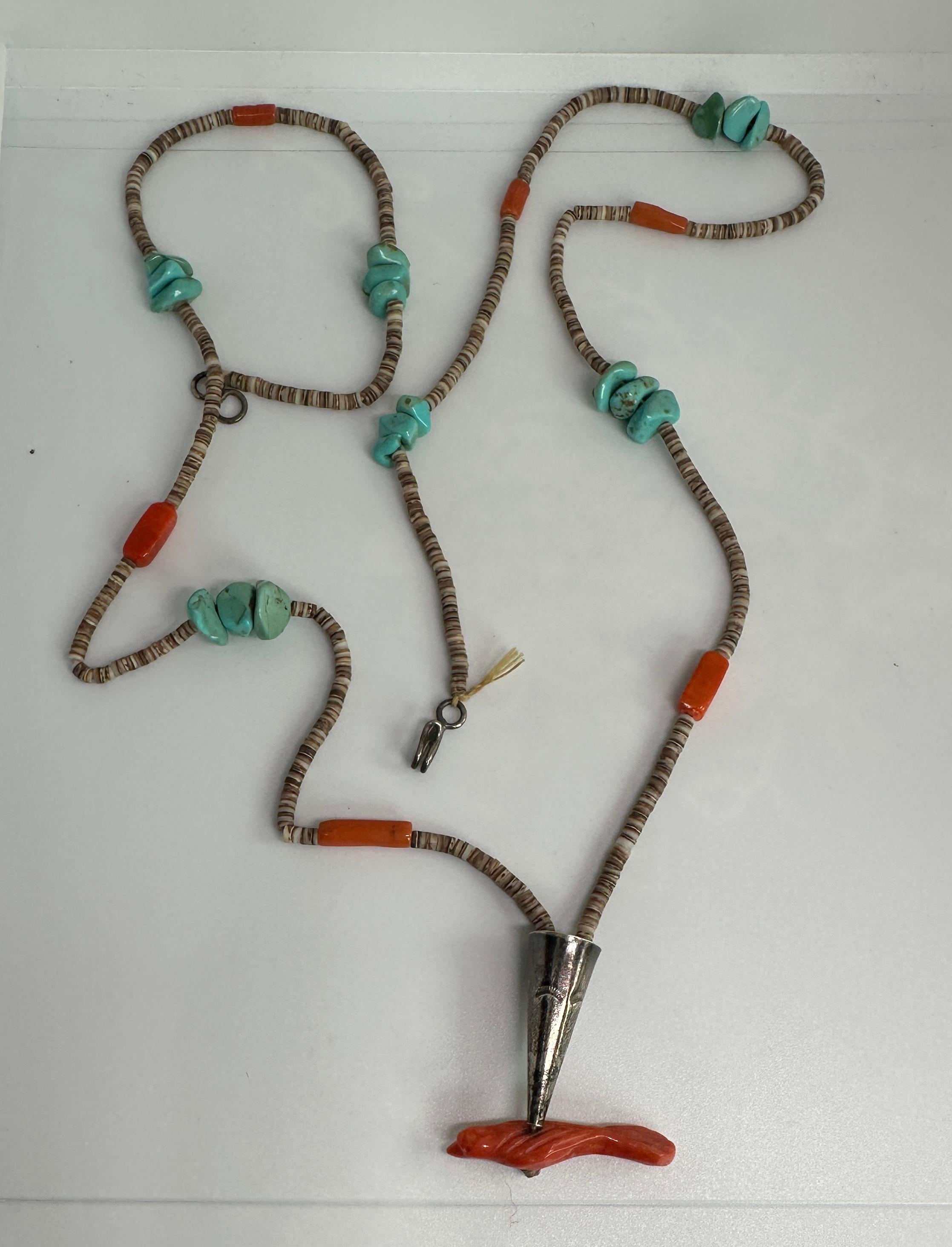 Antike Zuni Pueblo Koralle Rabe Vogel Fetisch Halskette Native American Türkis (Porträtschliff) im Angebot