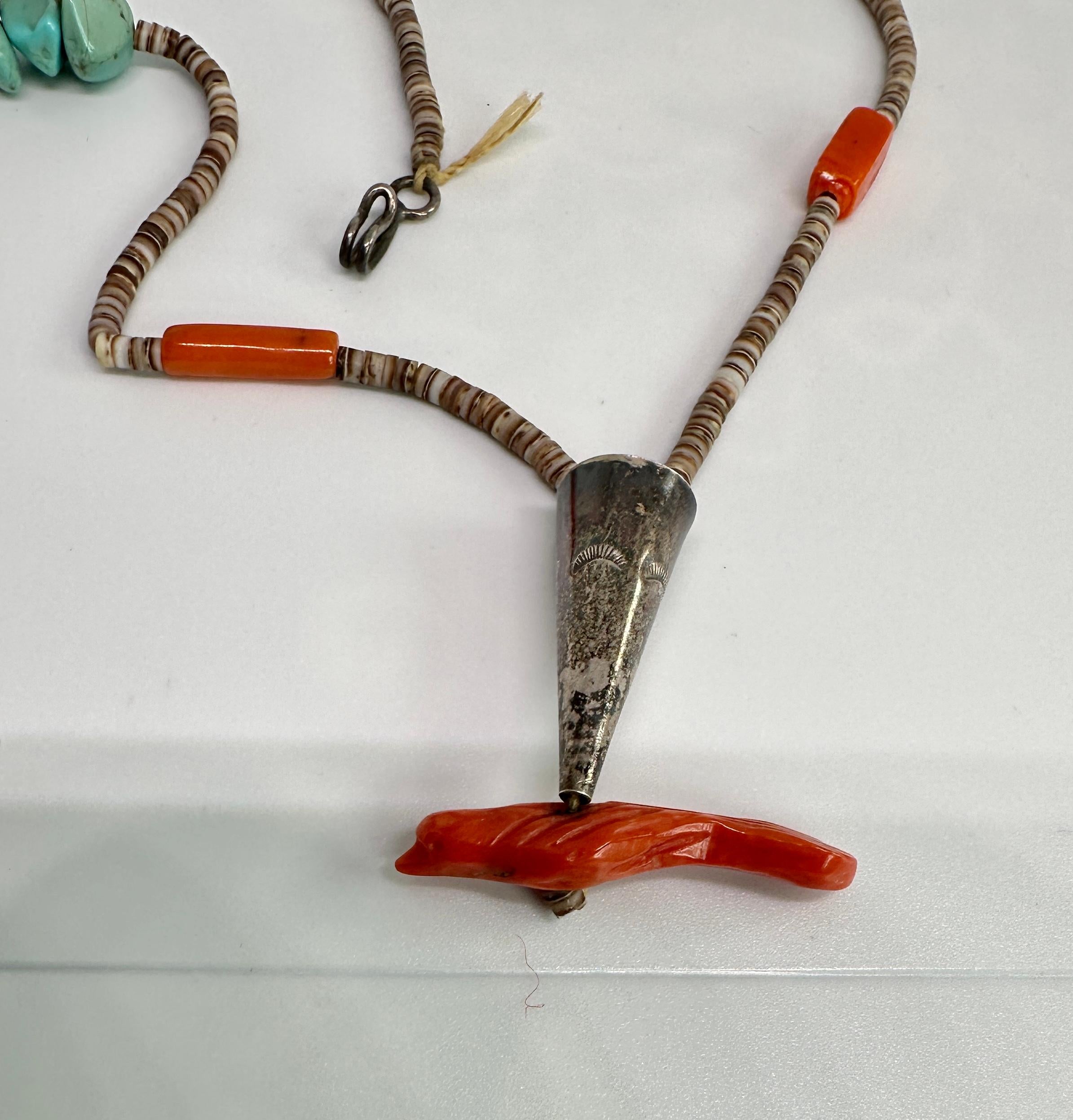 Antike Zuni Pueblo Koralle Rabe Vogel Fetisch Halskette Native American Türkis im Angebot 1