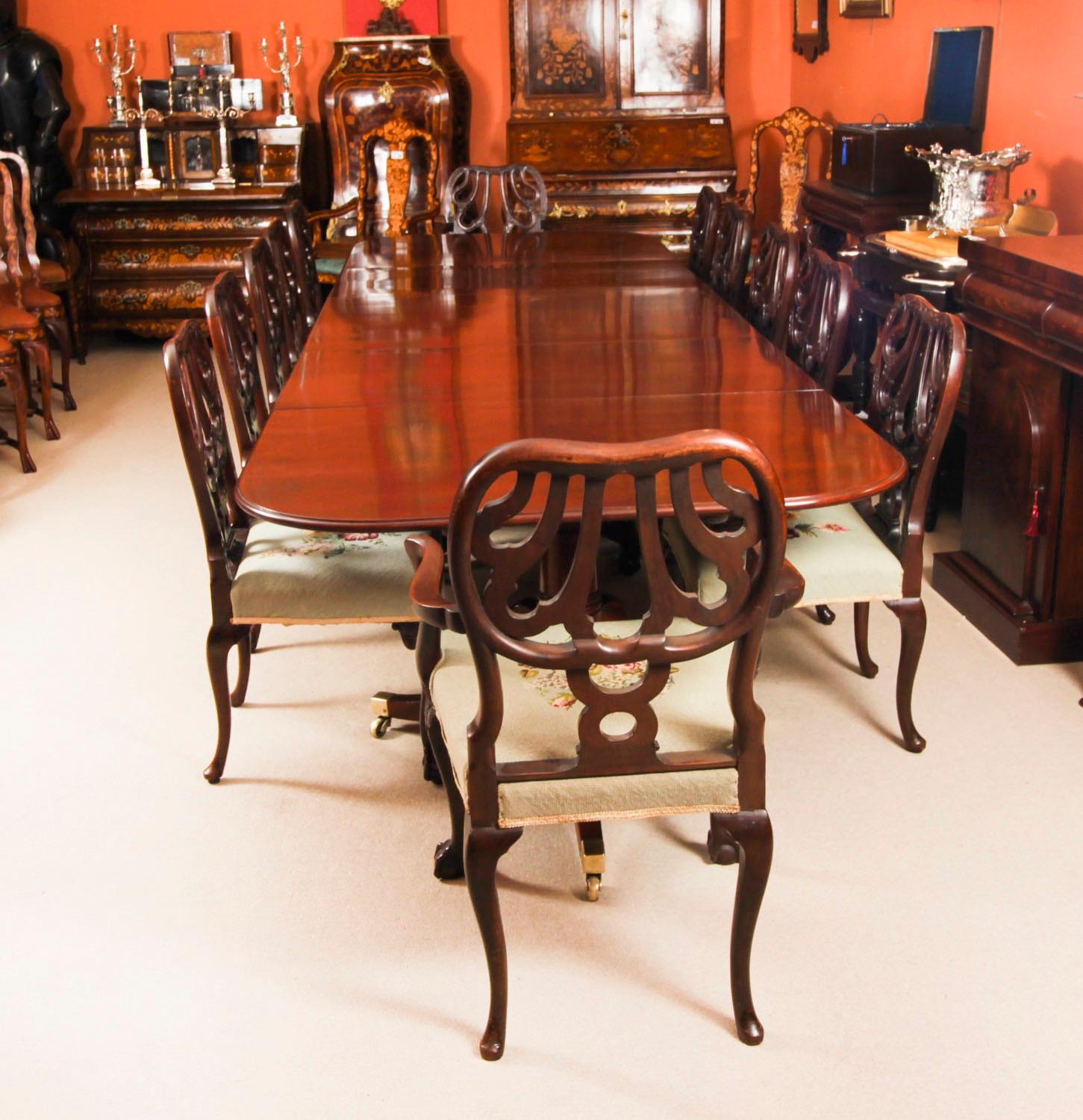 Il s'agit d'une élégante table de salle à manger en acajou cubain George III de la période Regency, datant d'environ 1780, accompagnée d'un superbe ensemble de douze chaises de salle à manger de style George III Revival par Robert Strahan, Dublin,
