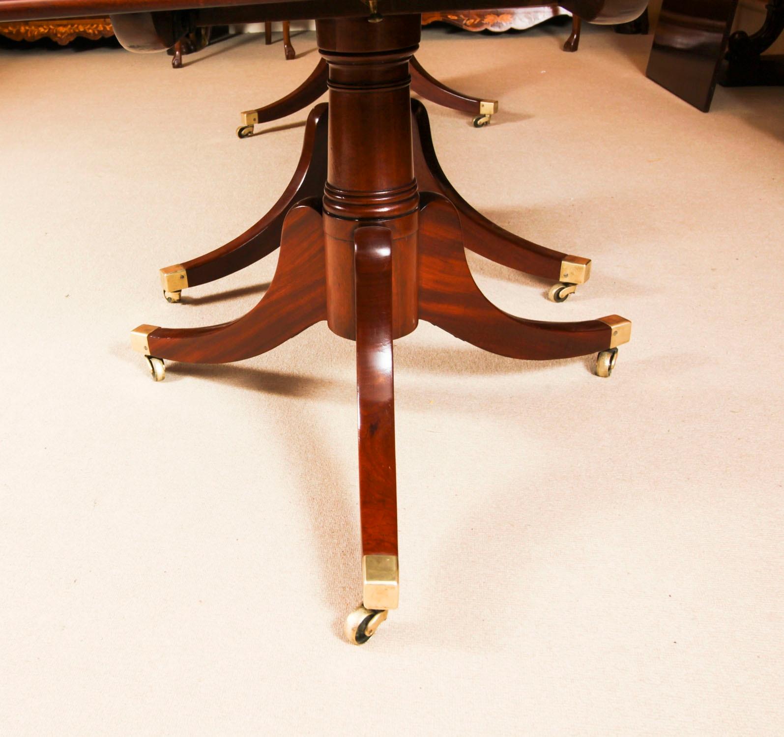 Ancienne table de salle à manger George III à trois piliers, 18e C. et 14 chaises 20e C. en vente 4
