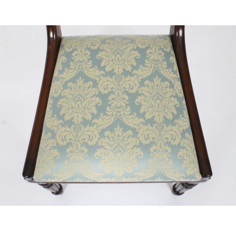 Ancienne table de salle à manger George III à trois piliers, 18e C. et 14 chaises 20e C. en vente 6