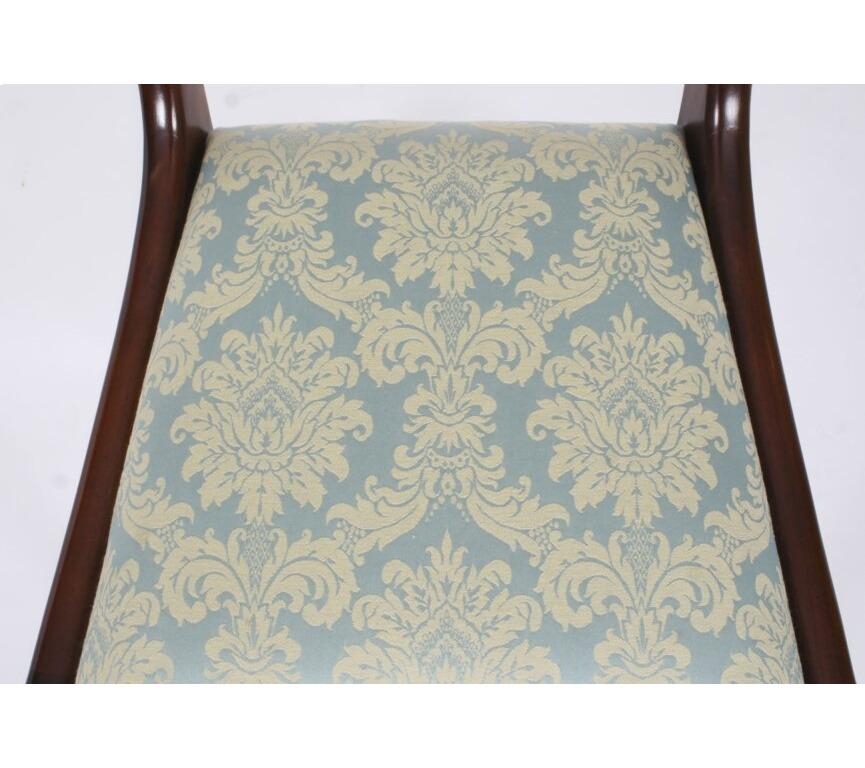 Ancienne table de salle à manger George III à trois piliers, 18e C. et 14 chaises 20e C. en vente 7