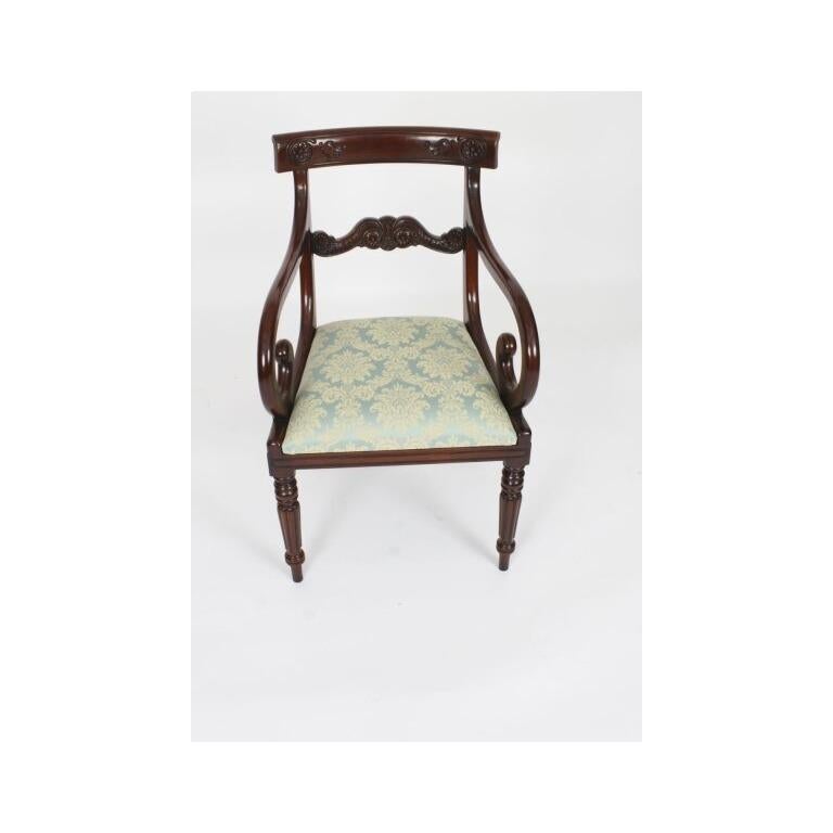 Ancienne table de salle à manger George III à trois piliers, 18e C. et 14 chaises 20e C. en vente 10