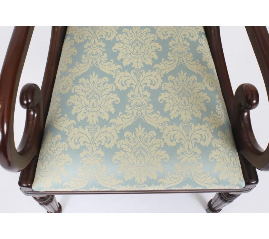 Ancienne table de salle à manger George III à trois piliers, 18e C. et 14 chaises 20e C. en vente 11