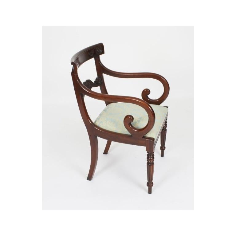 Ancienne table de salle à manger George III à trois piliers, 18e C. et 14 chaises 20e C. en vente 12