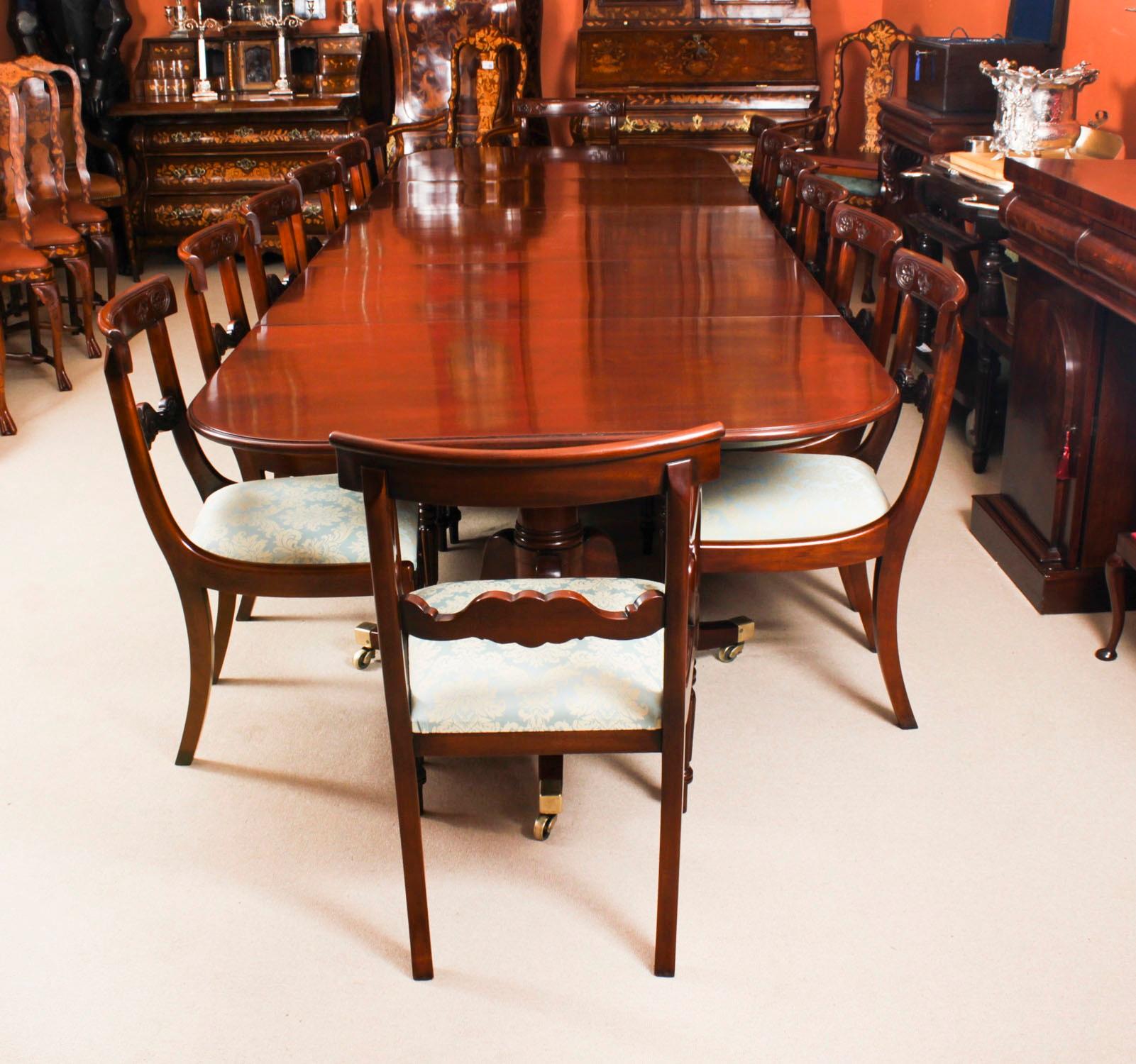 Il s'agit d'une élégante table de salle à manger ancienne George III en acajou de la période Regency, datant d'environ 1780, accompagnée d'un superbe ensemble de quatorze chaises de salle à manger à dossier bar de la période Regency Revival, datant