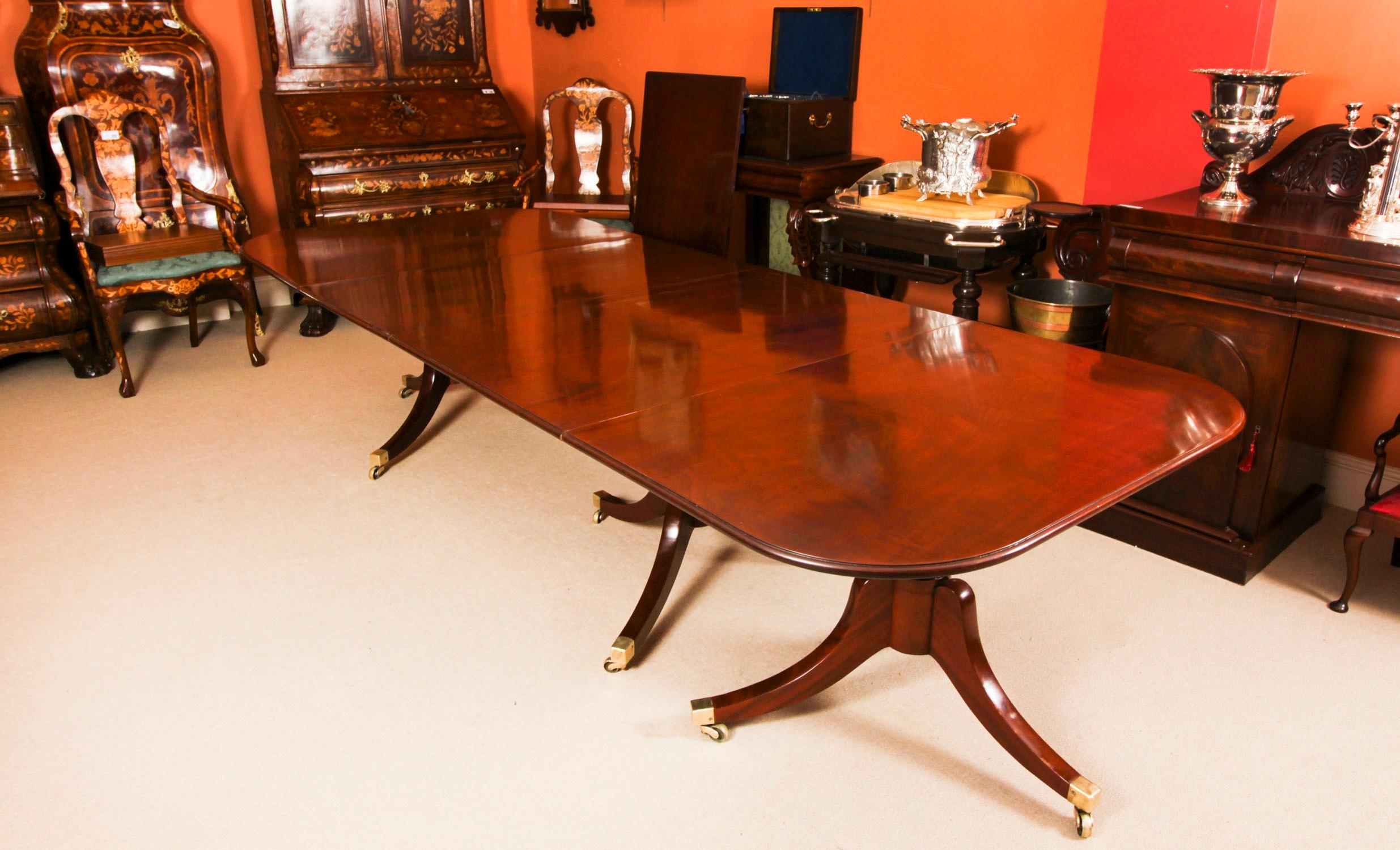 Acajou Ancienne table de salle à manger George III à trois piliers, 18e C. et 14 chaises 20e C. en vente
