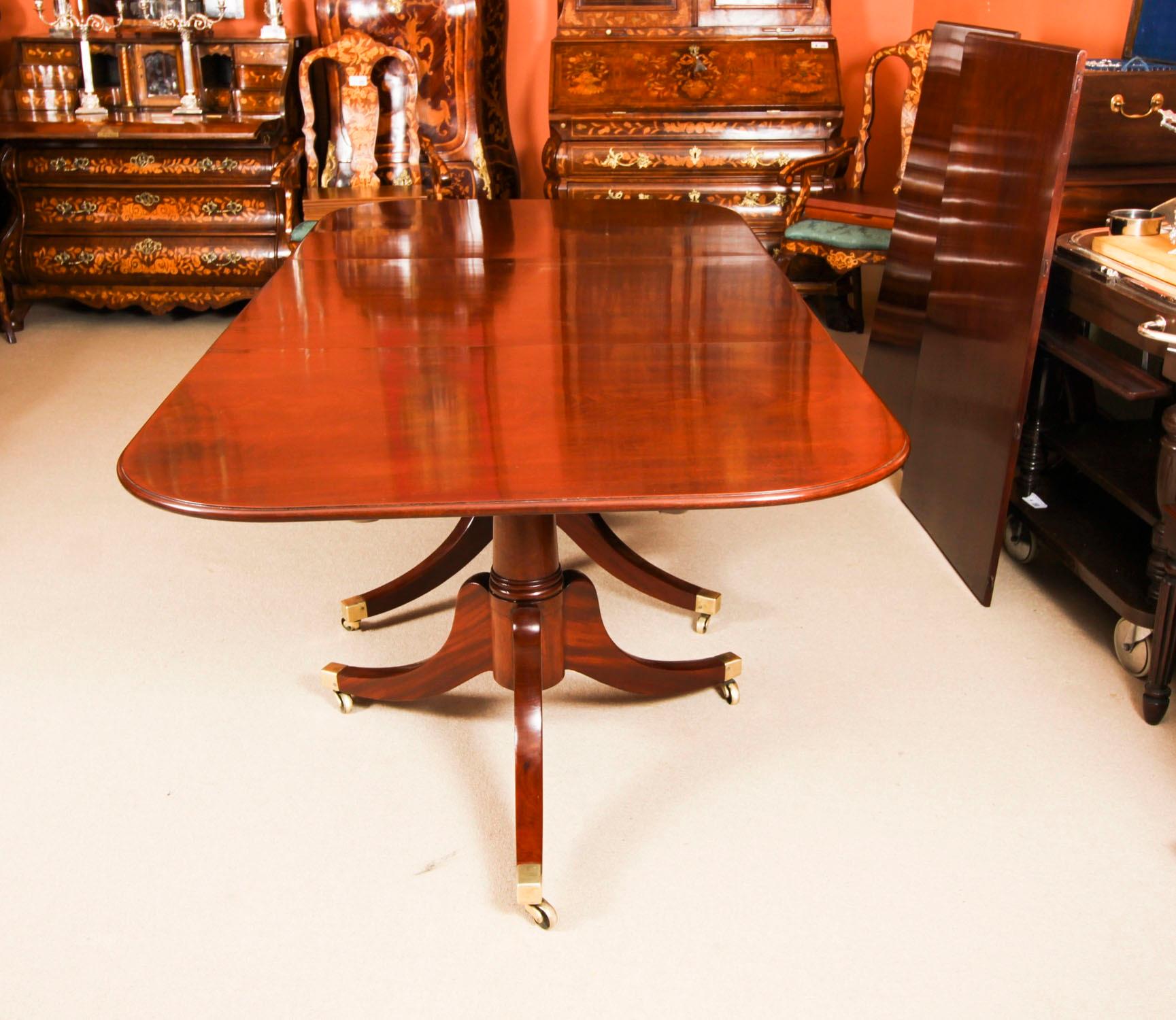 Ancienne table de salle à manger George III à trois piliers, 18e C. et 14 chaises 20e C. en vente 2