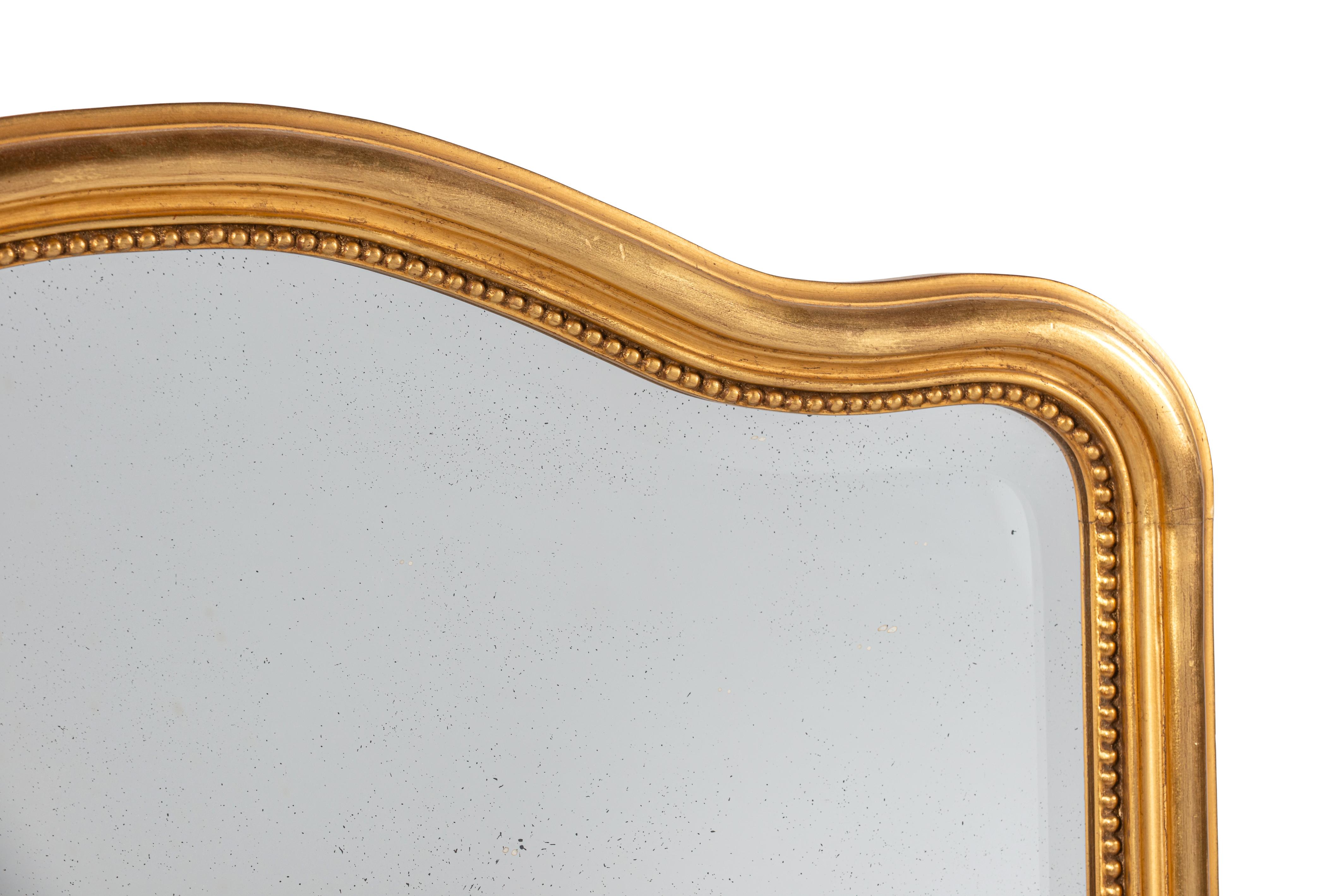 Un superbe et authentique miroir à trumeau français réalisé dans le style Louis-Philippe, populaire entre 1830 et 1850. Ce style est connu pour son élégance discrète, avec des coins légèrement arrondis et une finition raffinée mais luxueuse - tous