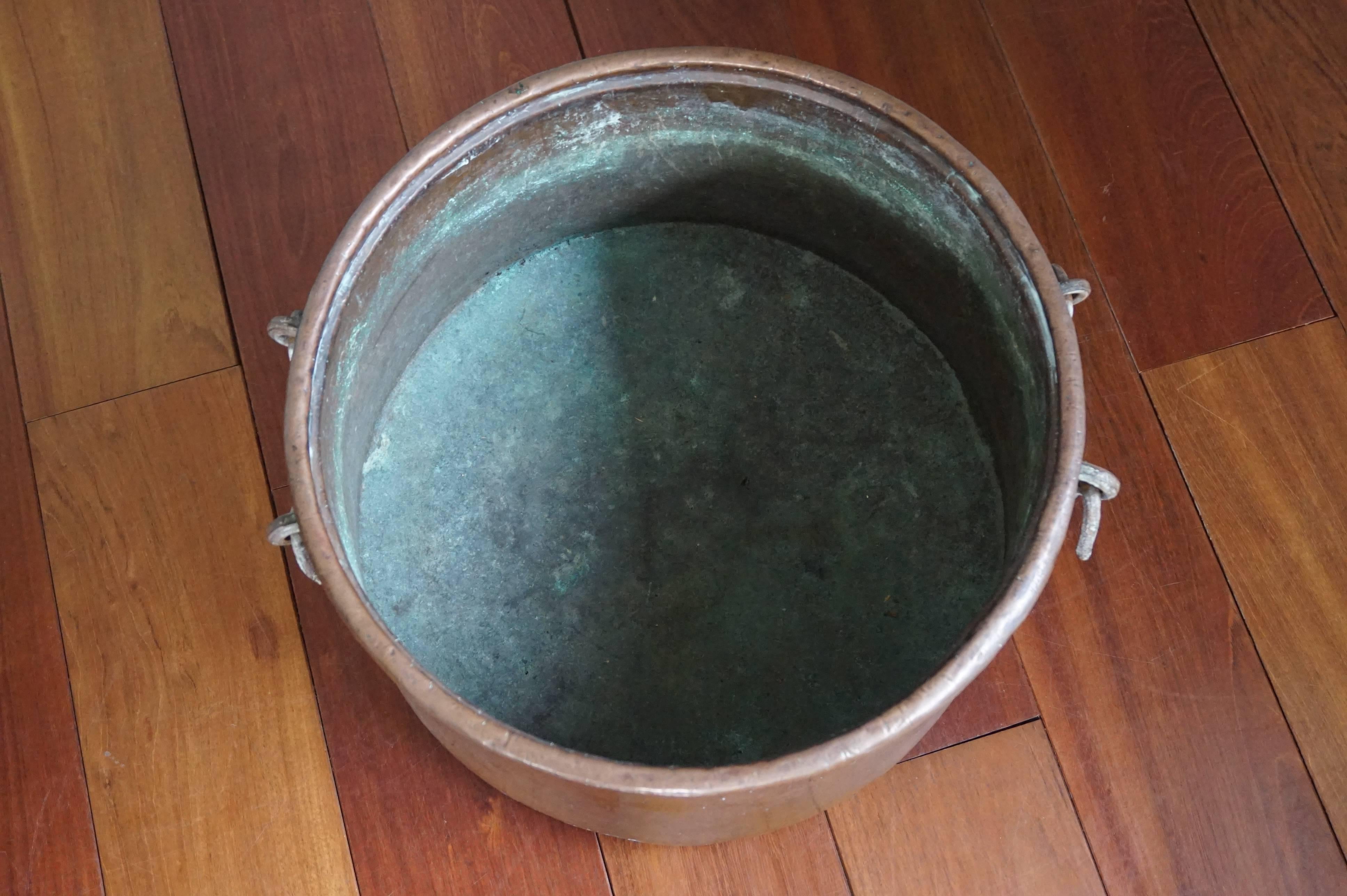 Antique, Large & Decorative Hand Hammered Copper & Wrought Iron Firewood Bucket In Excellent Condition In Lisse, NL