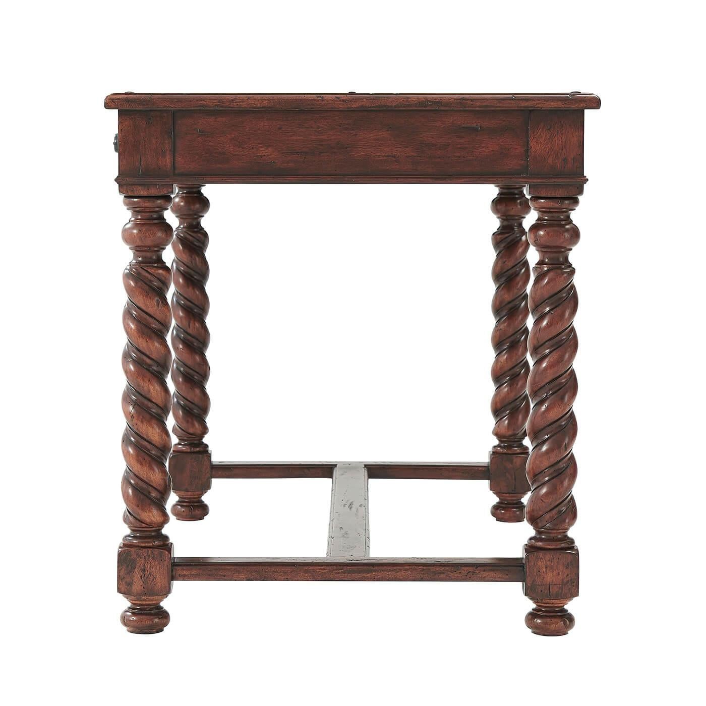 Rustique Table à écrire de style 17ème siècle Antiquities en vente